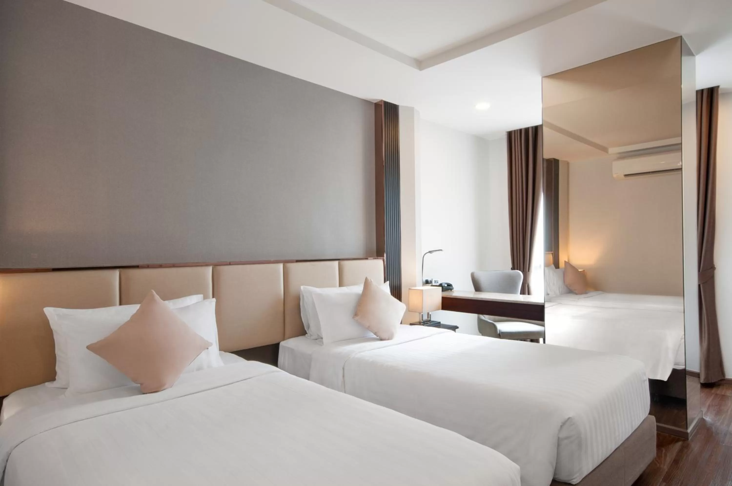 Bed in SureStay Plus by Best Western Sukhumvit 2