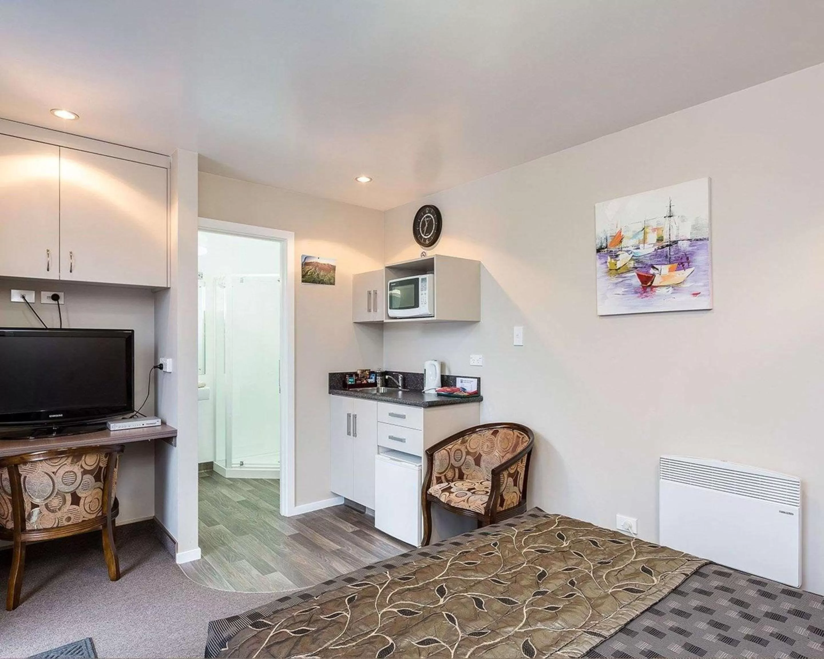 Photo of the whole room in Comfort Inn Tayesta Motel