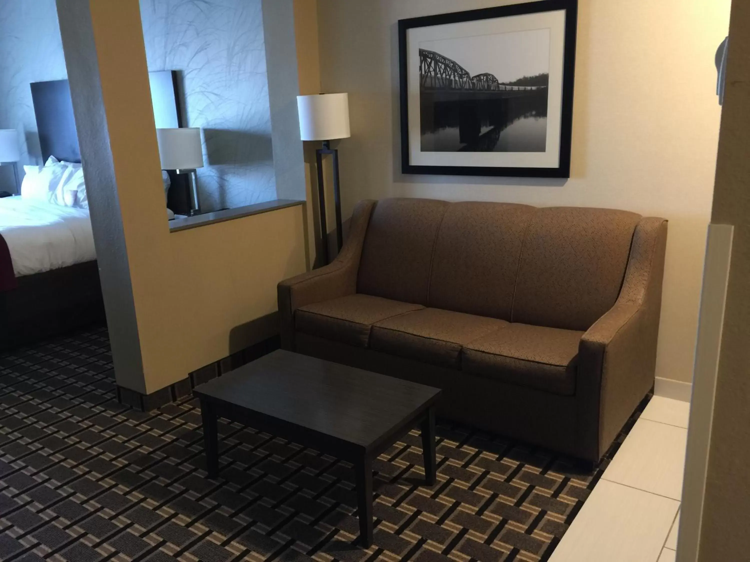 Seating Area in Comfort Suites Uniontown