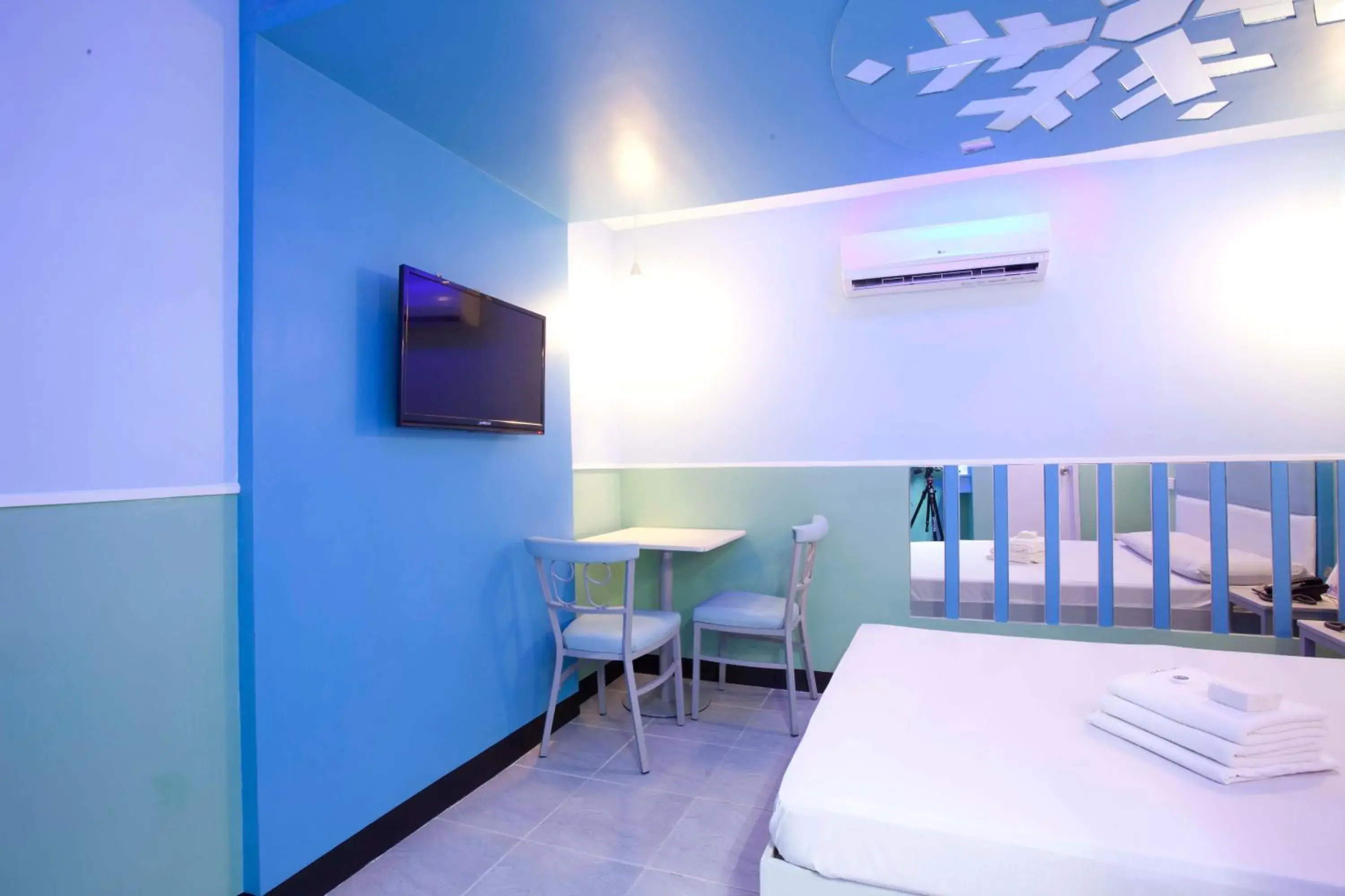 Bed, TV/Entertainment Center in Hotel 99 Quiapo