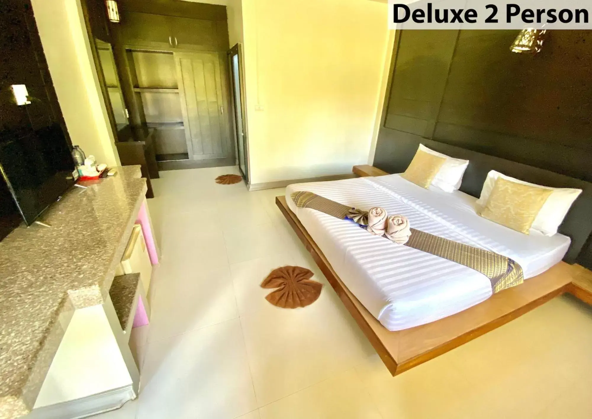 Photo of the whole room, Bed in Lanta Emerald Bungalow