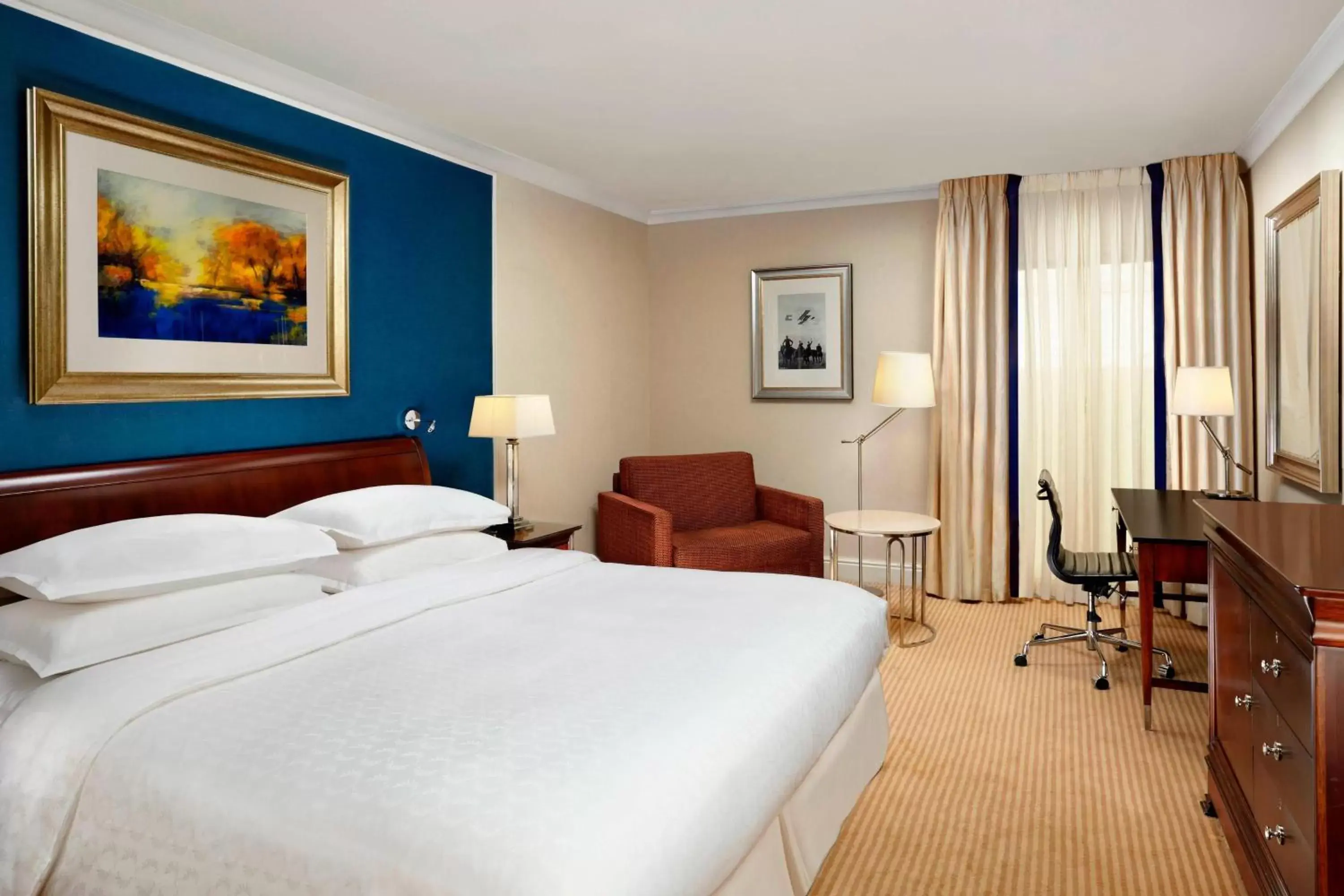 Photo of the whole room, Bed in Sheraton Skyline Hotel London Heathrow