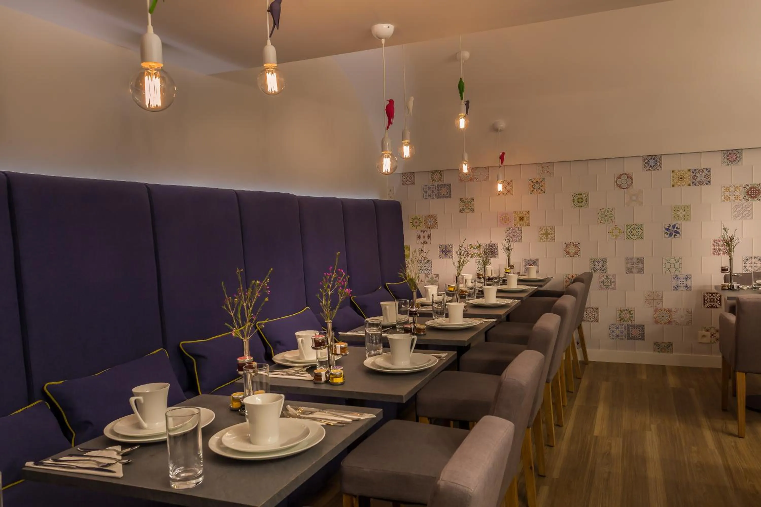 Restaurant/places to eat in Hôtel La Parizienne - Proche Montparnasse