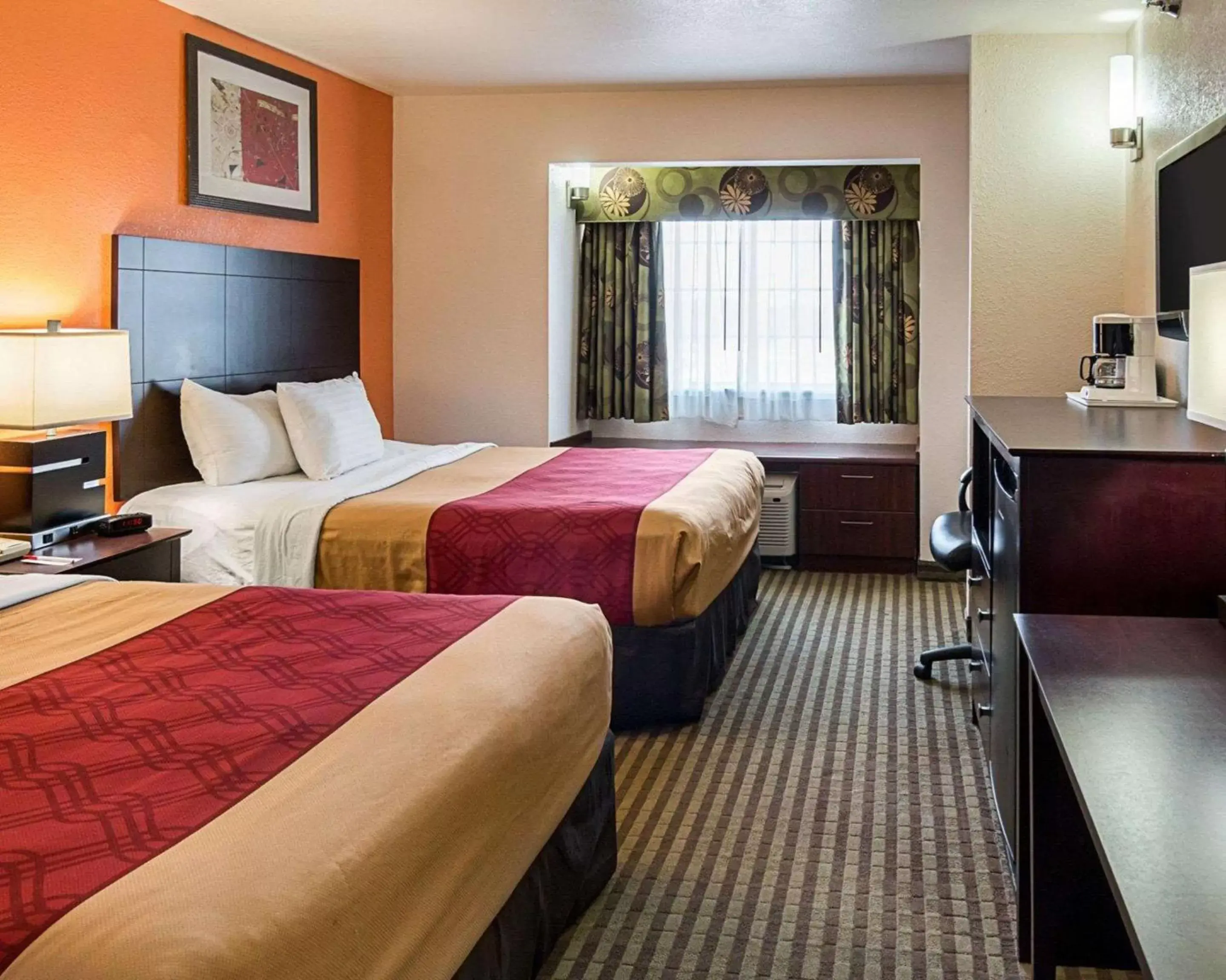 Photo of the whole room, Bed in Econo Lodge Inn & Suites Natchitoches