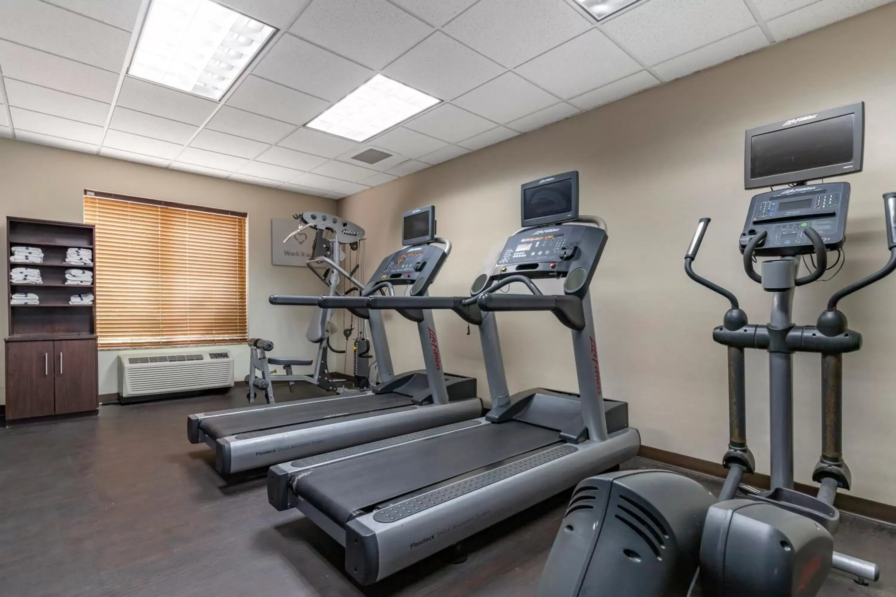 Fitness centre/facilities in Comfort Suites Medical Center near Six Flags Fitness centre/facilities in Comfort Suites Medical Center near Six Flags