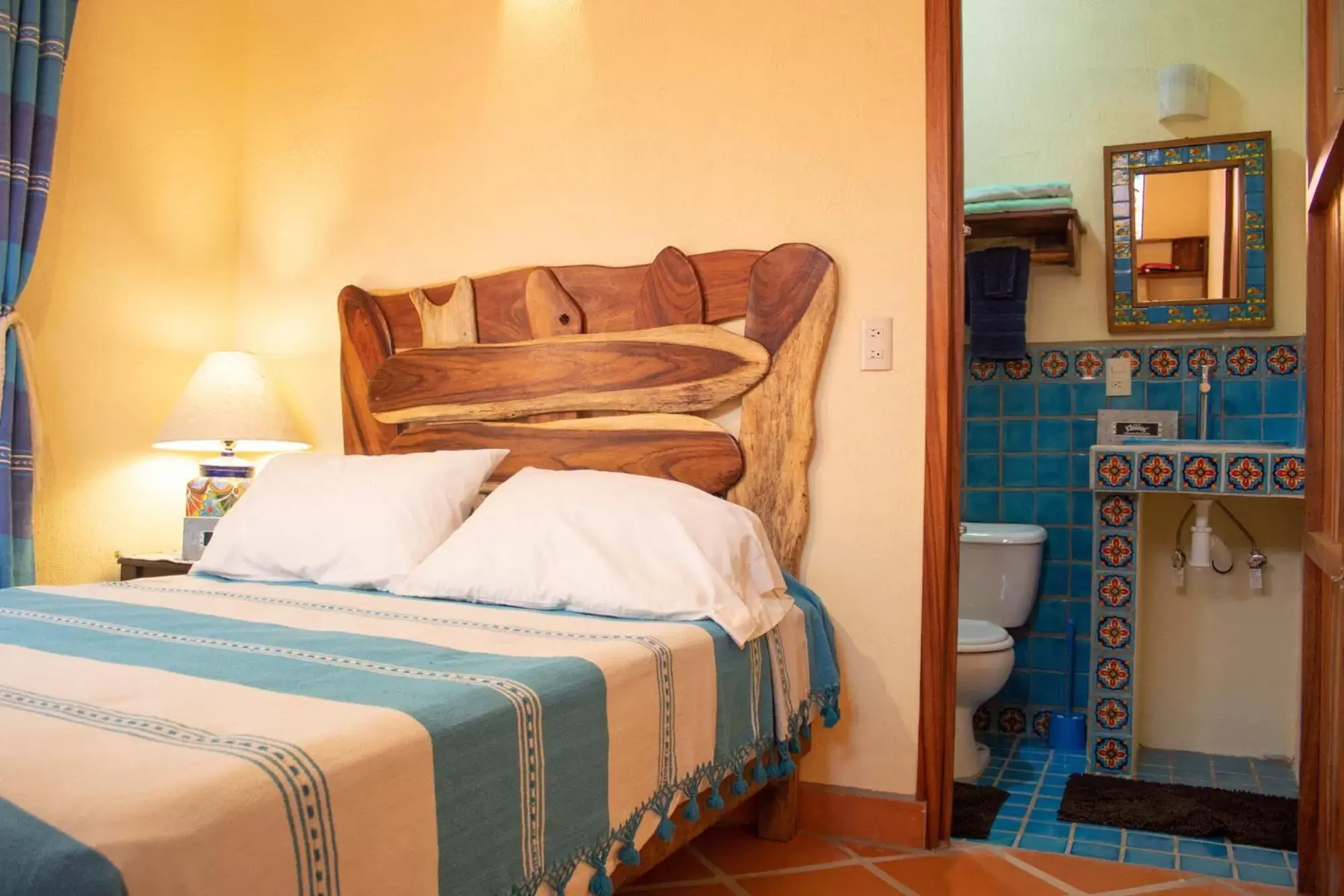 Bathroom, Bed in Hotel Casamar Suites