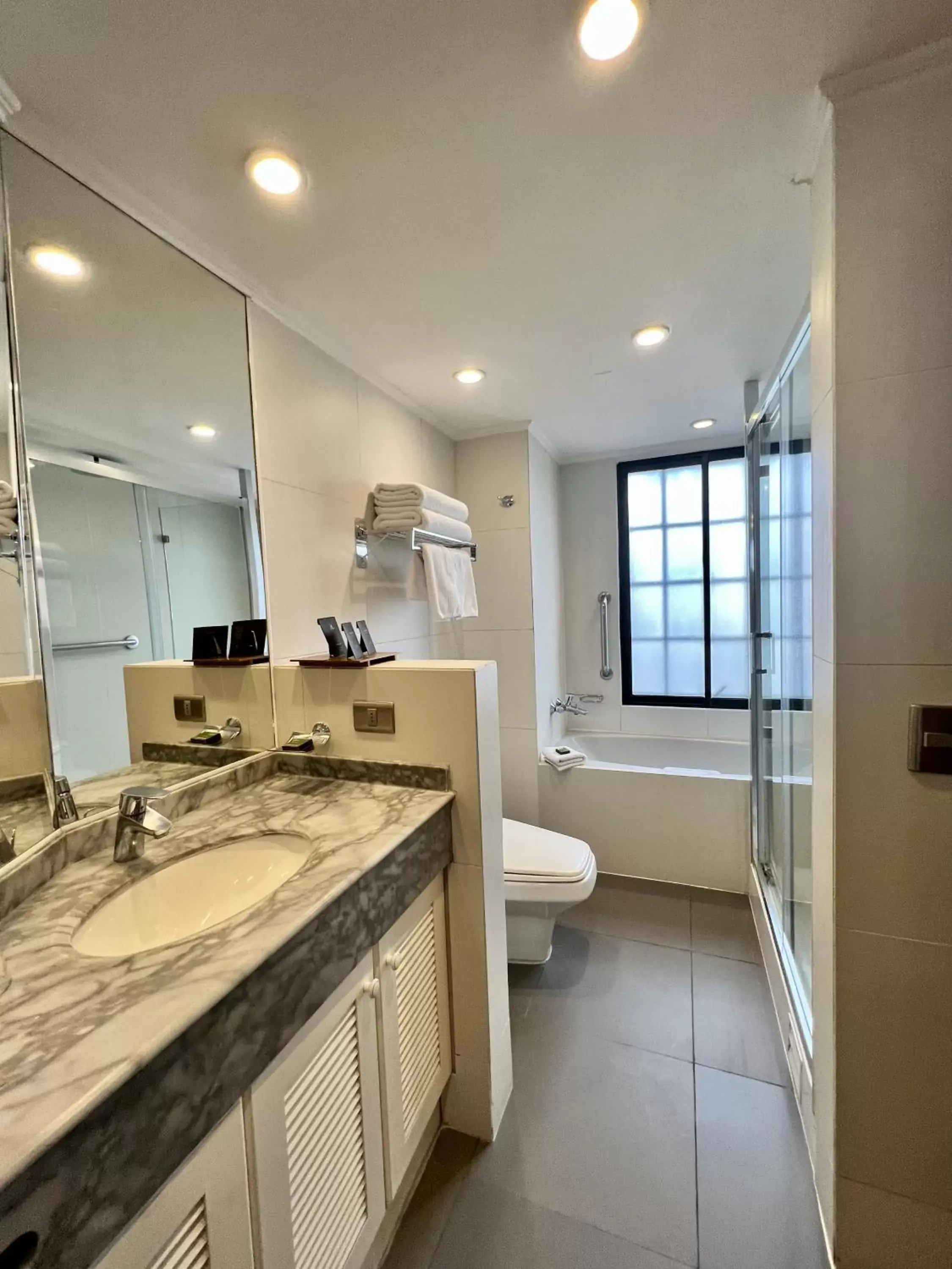 Bathroom in Best Western Marina del Rey Bathroom in Best Western Marina del Rey