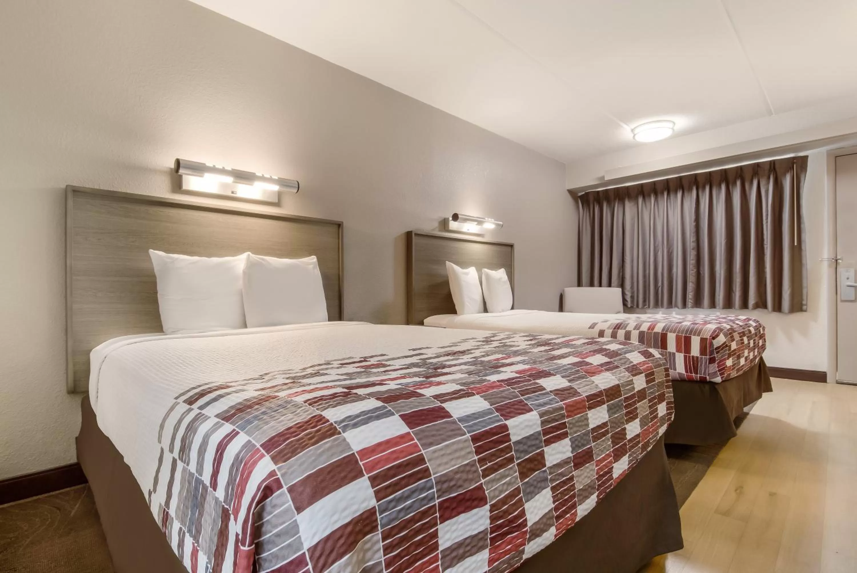 Photo of the whole room, Bed in Red Roof Inn Detroit - Farmington Hills