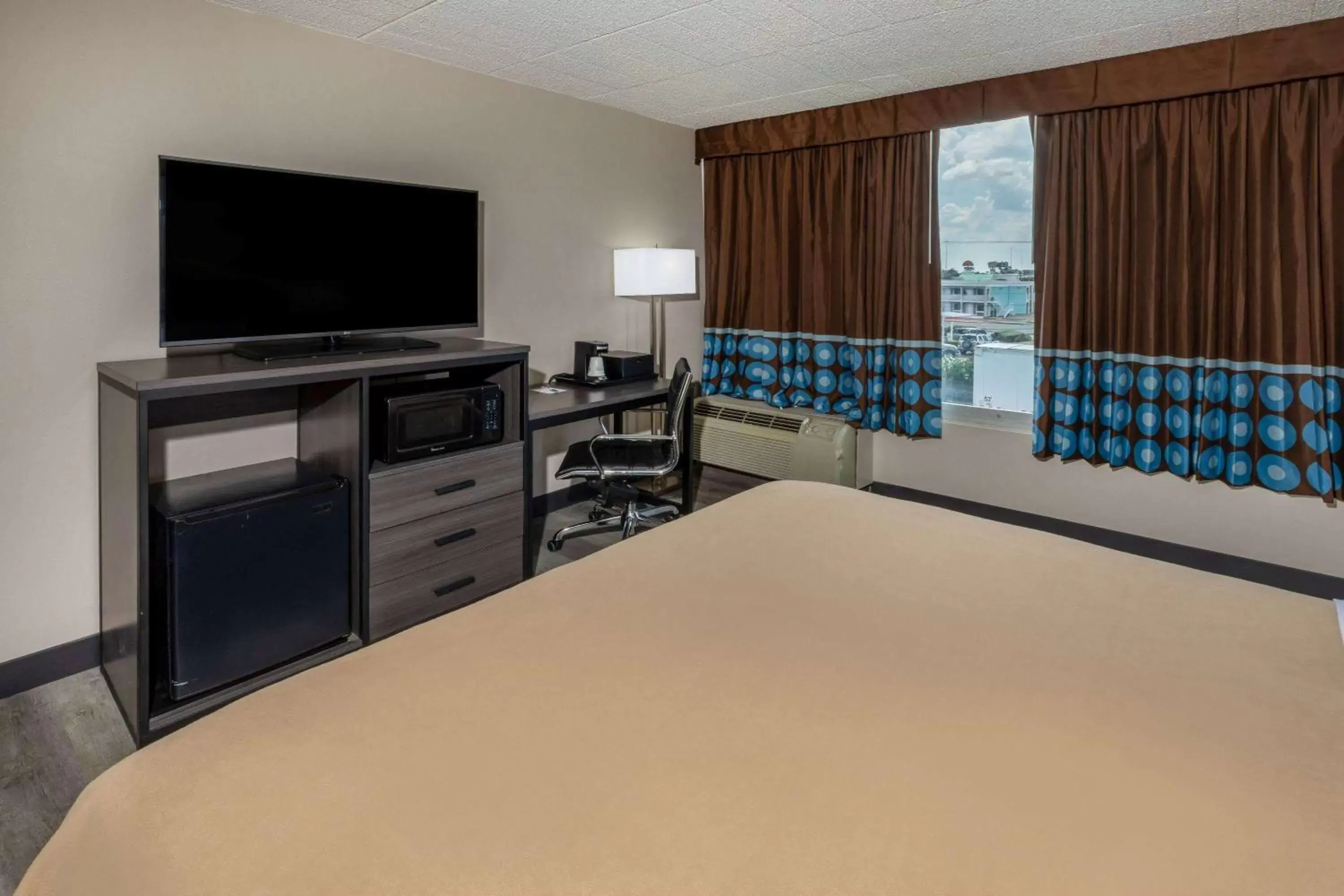 Photo of the whole room, TV/Entertainment Center in Super 8 by Wyndham Laredo