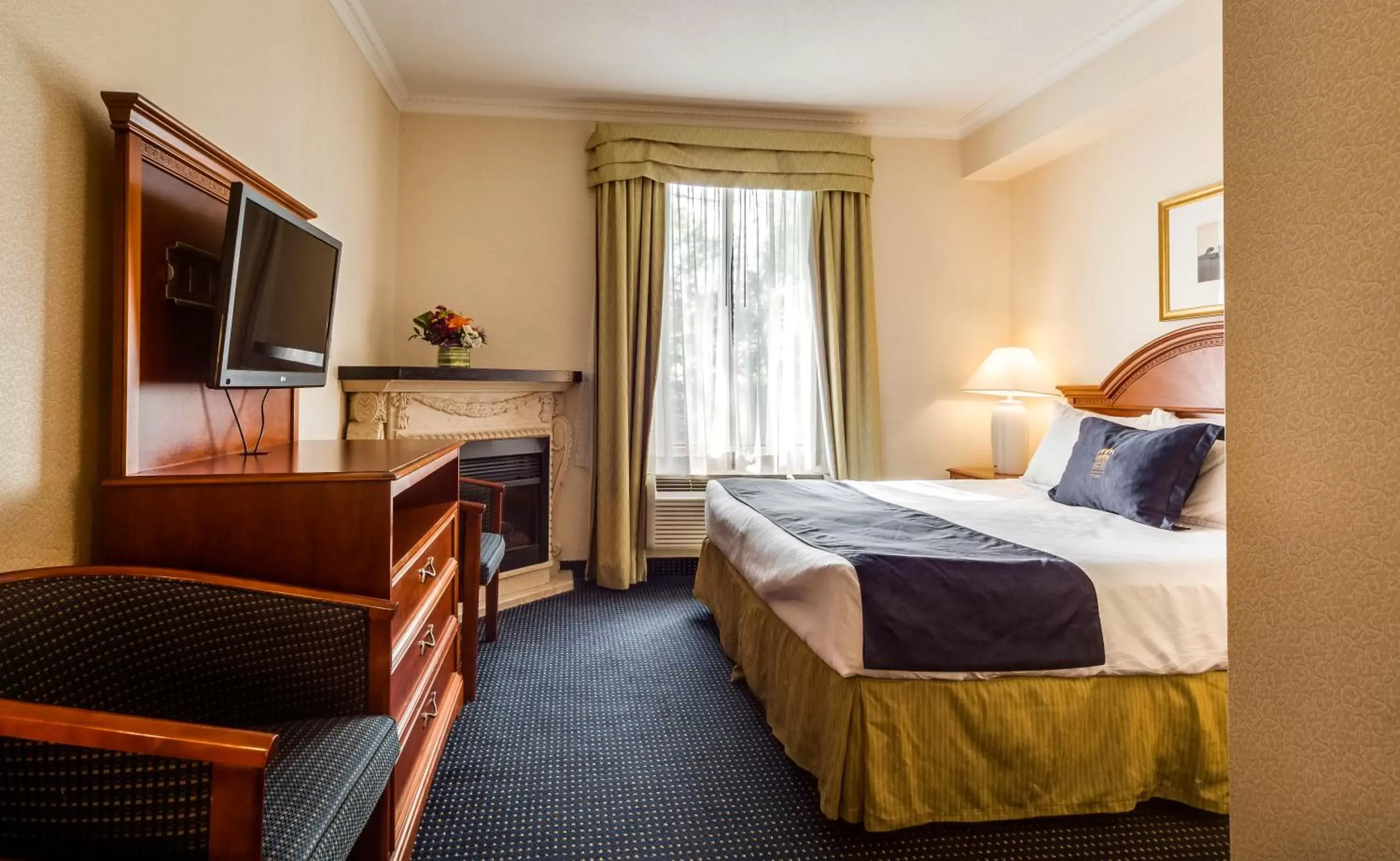 Bedroom, Bed in Monte Carlo Inn Toronto West Suites