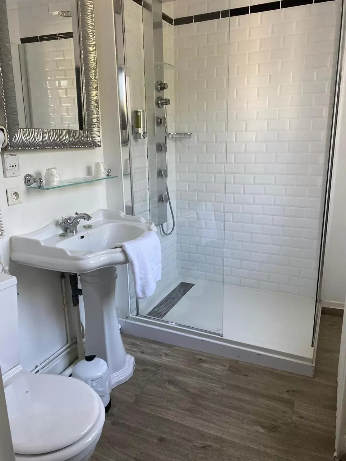 Bathroom in The Originals Boutique, Hôtel La Colonne de Bronze, Saint-Valéry-sur-Somme (Inter-Hotel)