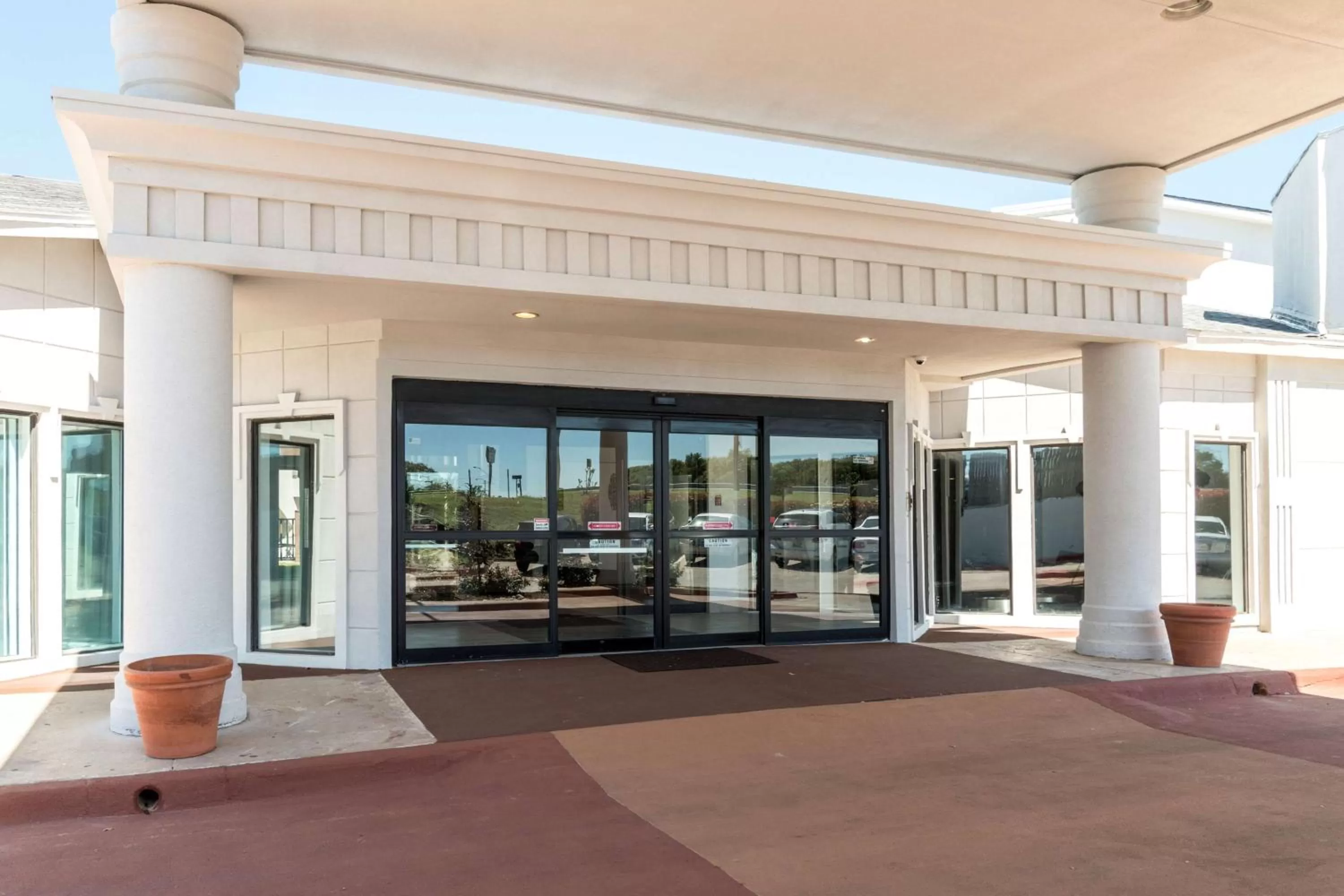 Facade/entrance in Studio 6-Arlington, TX