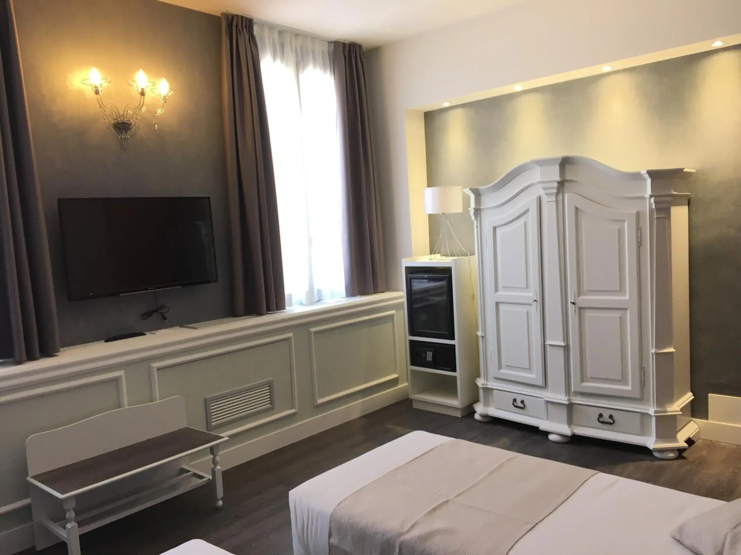 Bedroom, TV/Entertainment Center in Maxxim Hotel