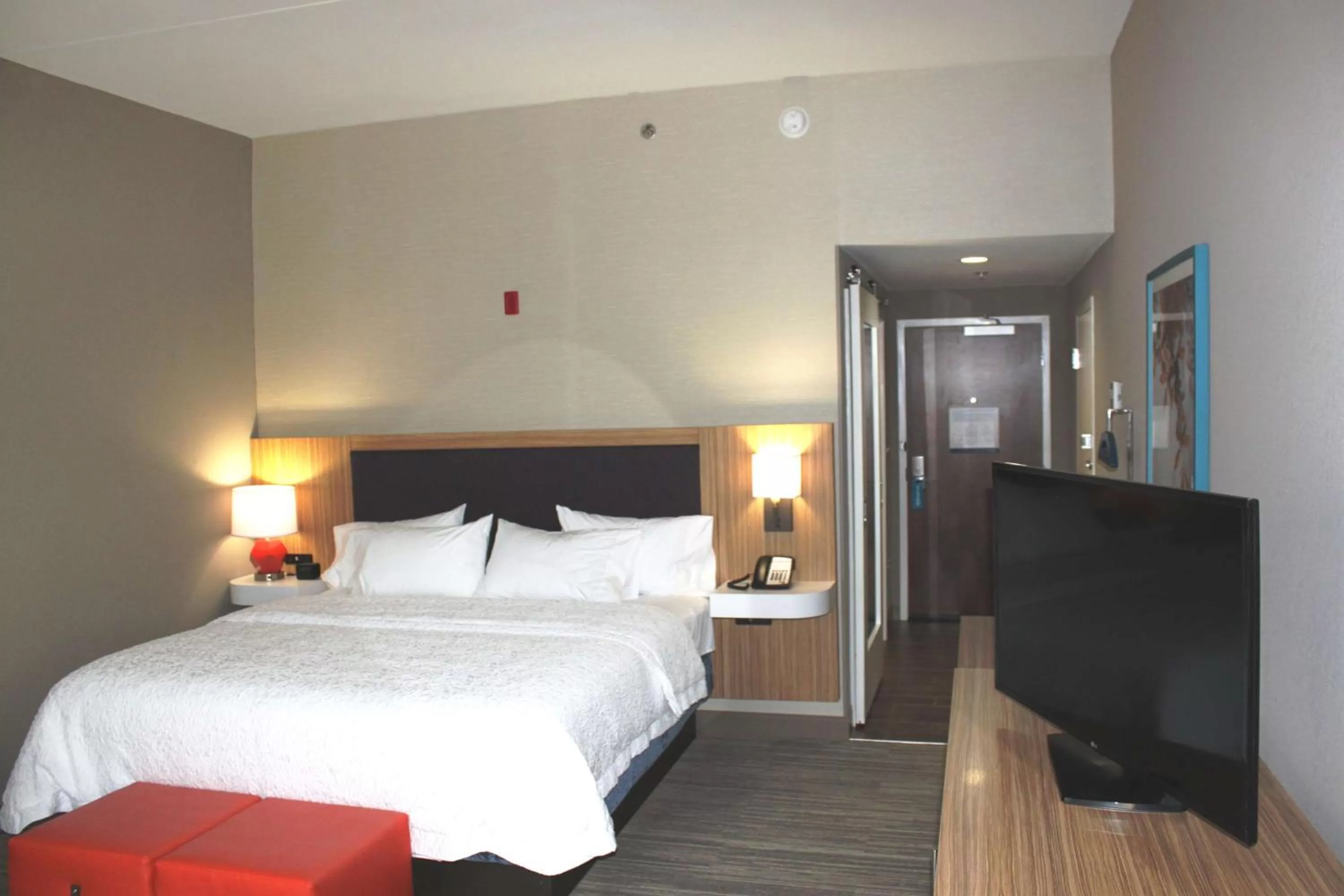 Bedroom, Bed in Hampton Inn Forsyth