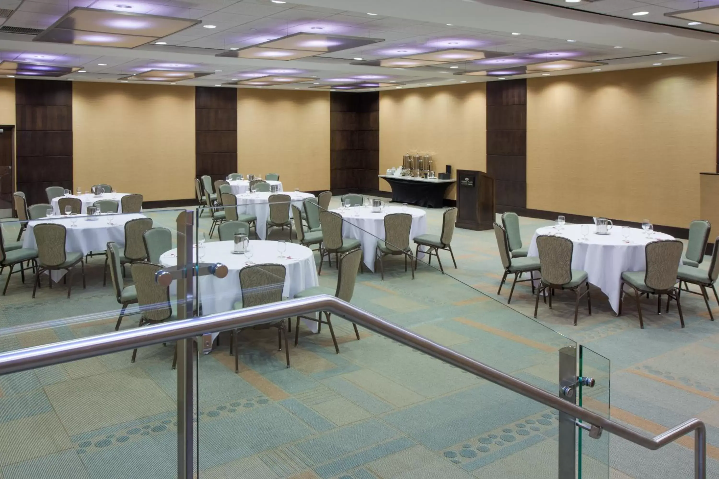 Meeting/conference room, Restaurant/Places to Eat in Crowne Plaza Hotel Glen Ellyn/Lombard, an IHG Hotel