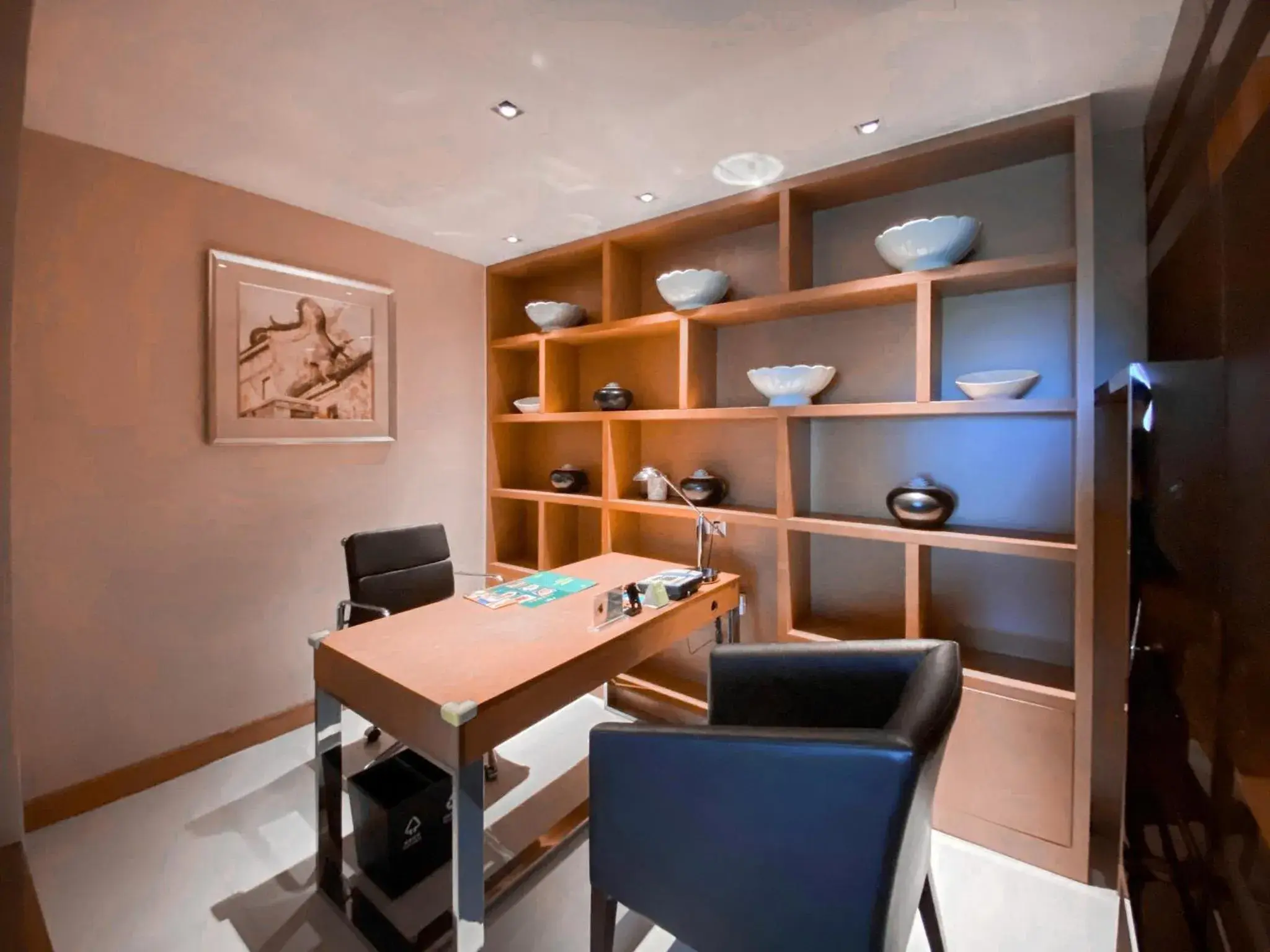 Photo of the whole room, Dining Area in Holiday Inn Guangzhou Science City, an IHG Hotel