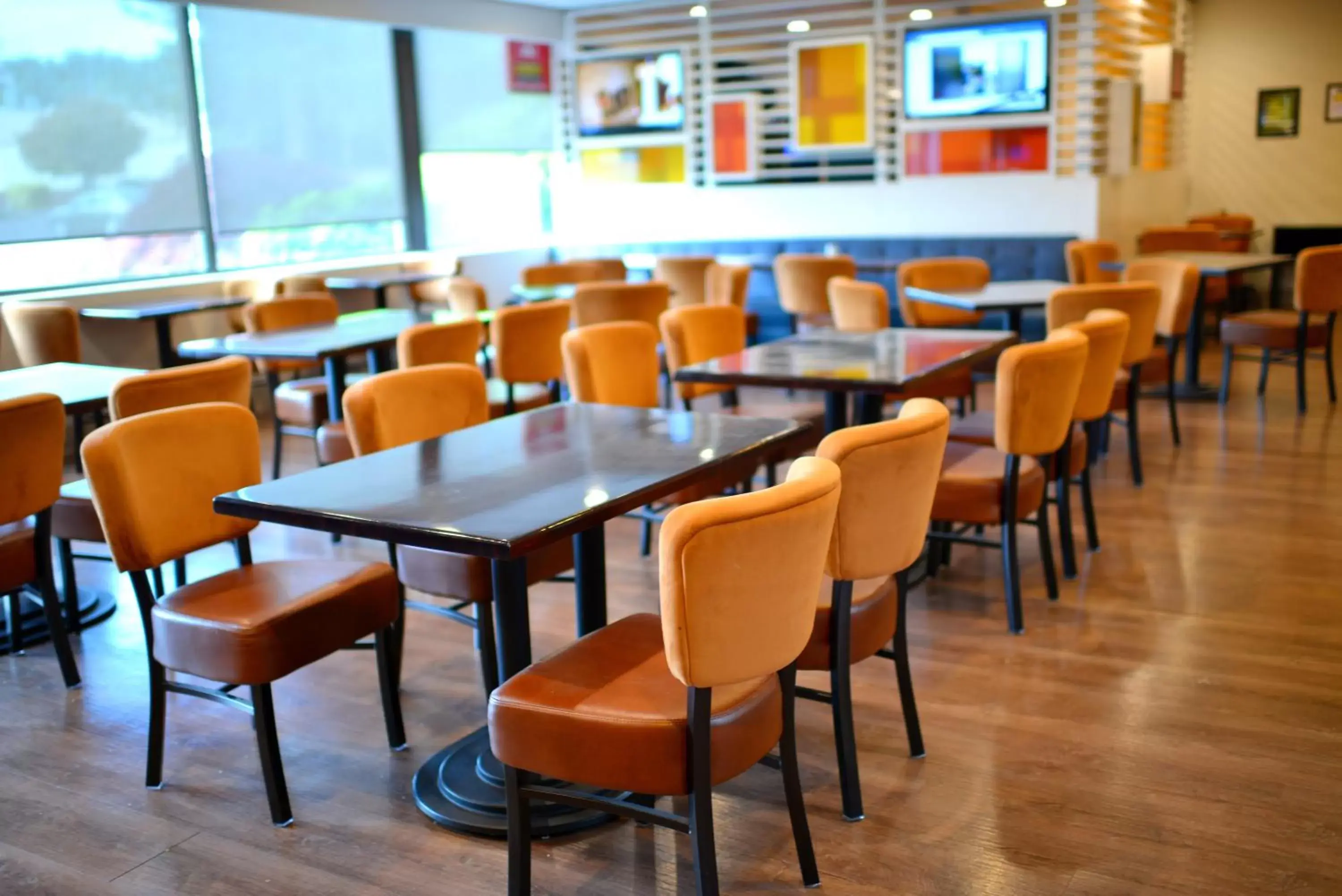 Lounge or bar, Restaurant/Places to Eat in Holiday Inn Portland South/Wilsonville, an IHG Hotel