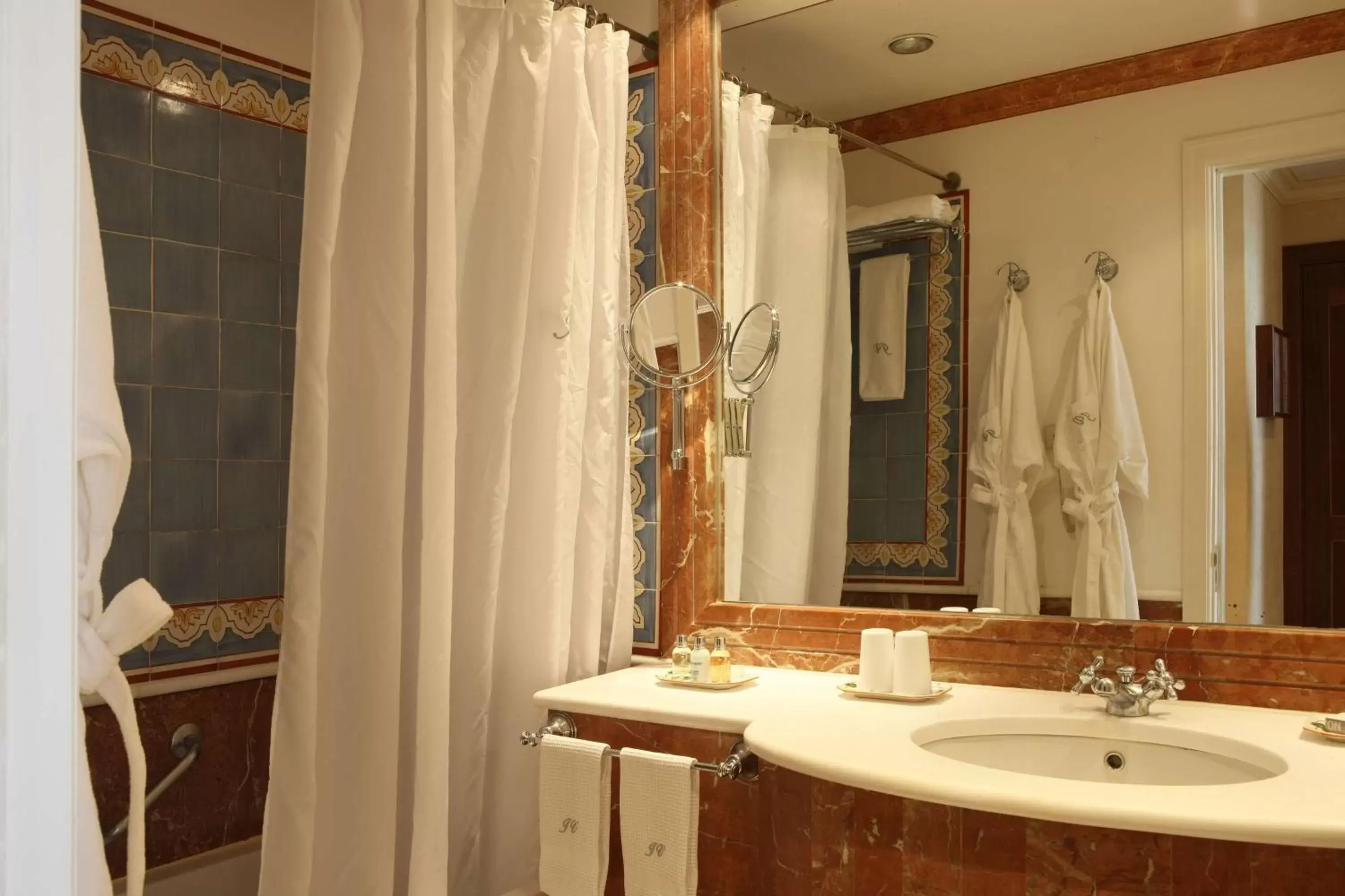 Bathroom in As Janelas Verdes Inn - Lisbon Heritage Collection - Riverside