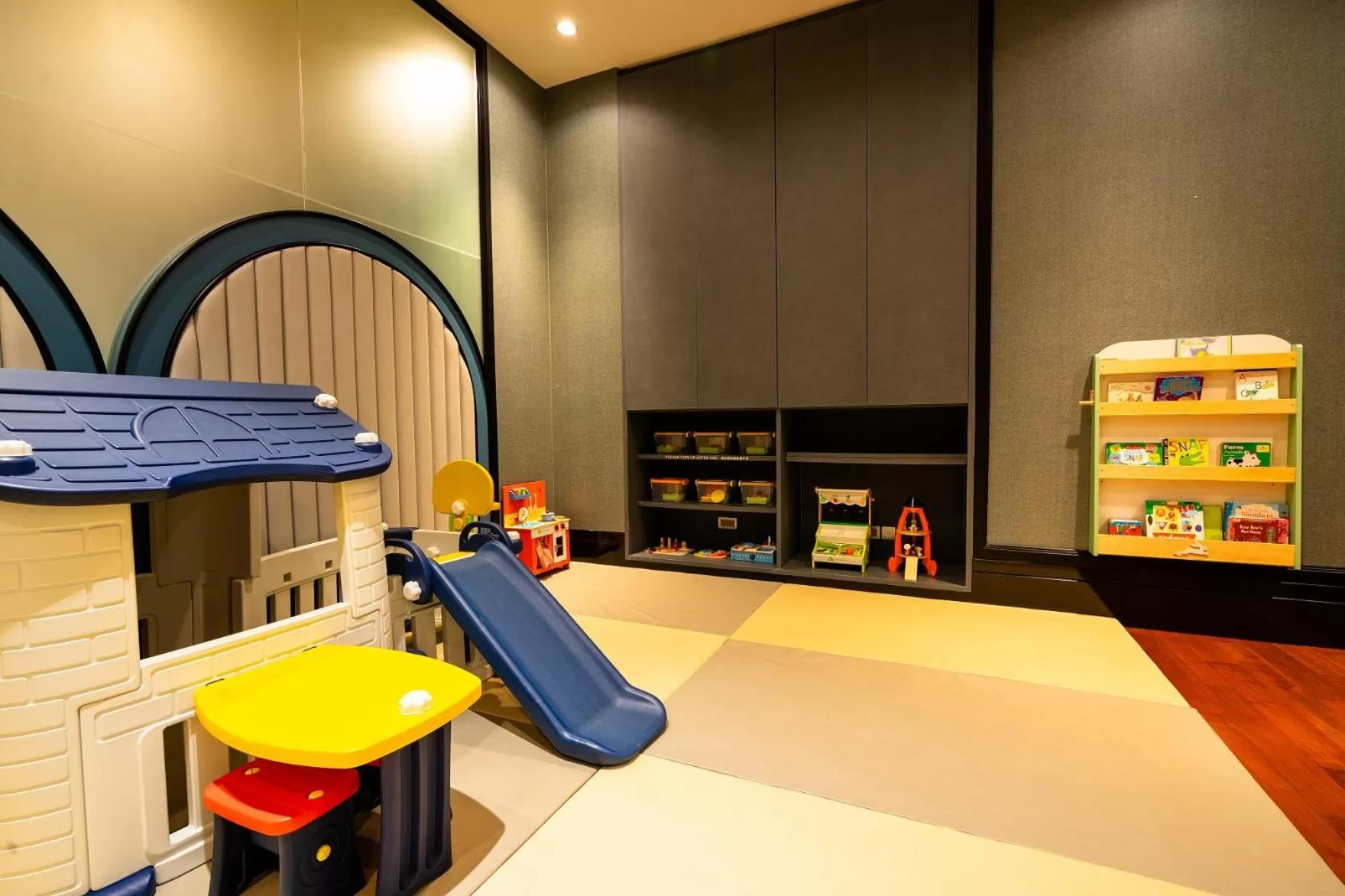 Property building in Grande Centre Point Sukhumvit 55 Thong Lo