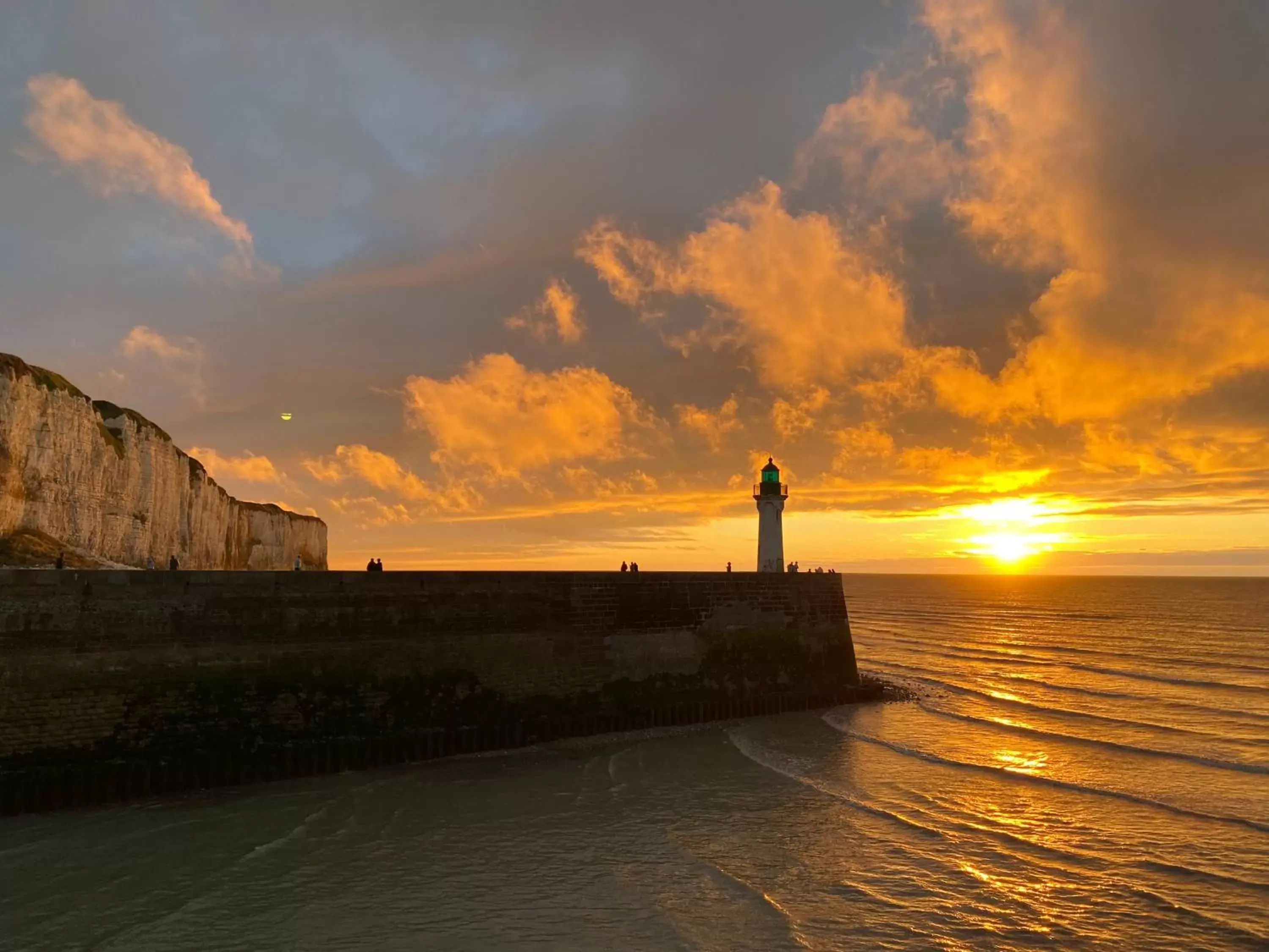 Sunrise/Sunset in La Maison Des Galets sur le front de mer