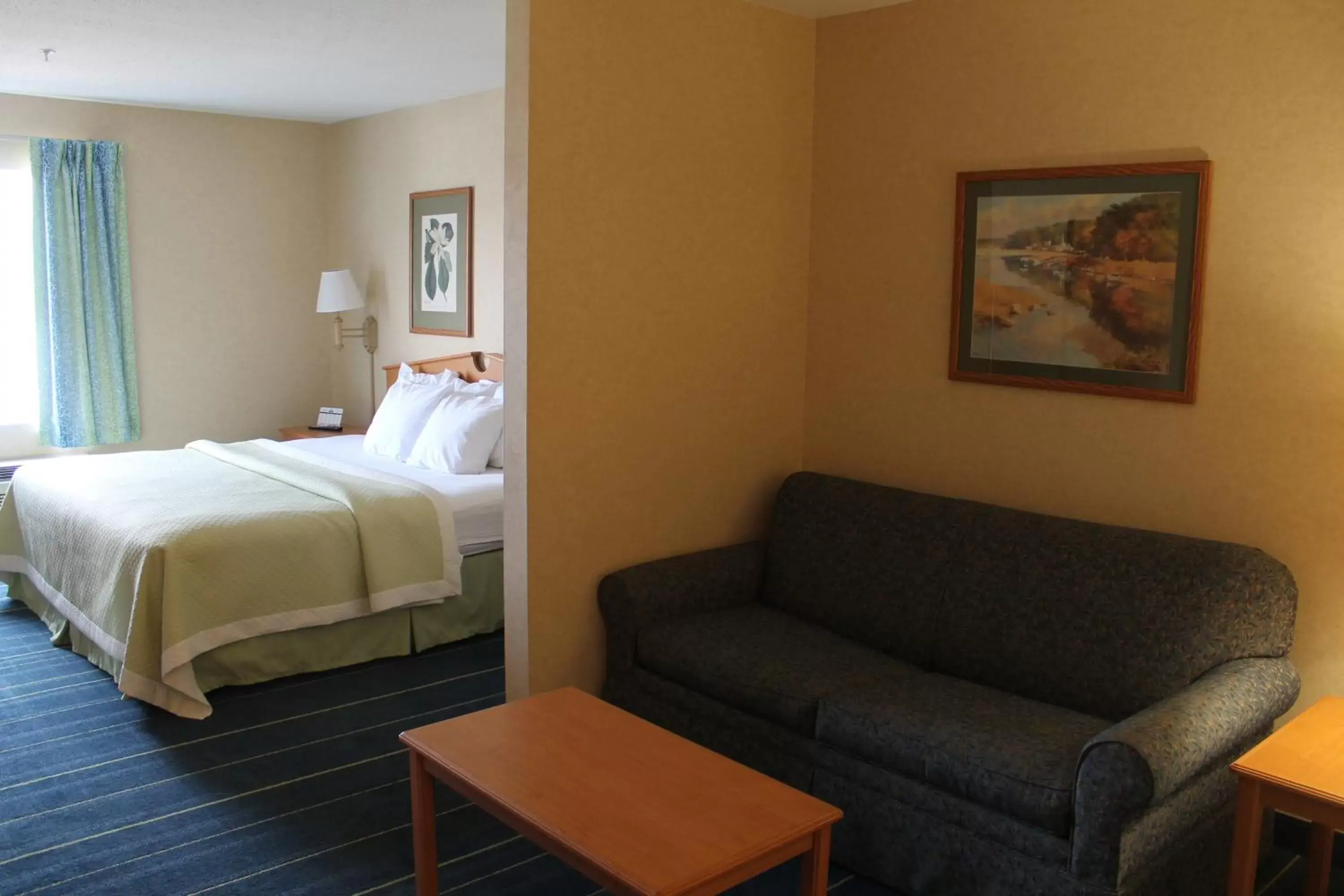 Bed in Days Inn & Suites by Wyndham Bridgeport - Clarksburg
