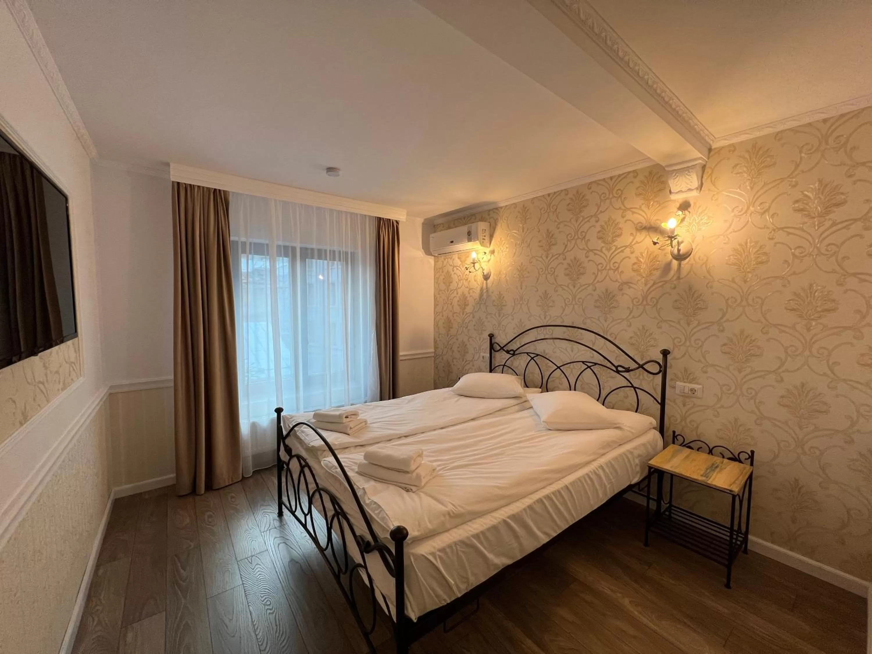 Bed in Hotel Boutique Cathedral Plaza Residences room for rent downtown