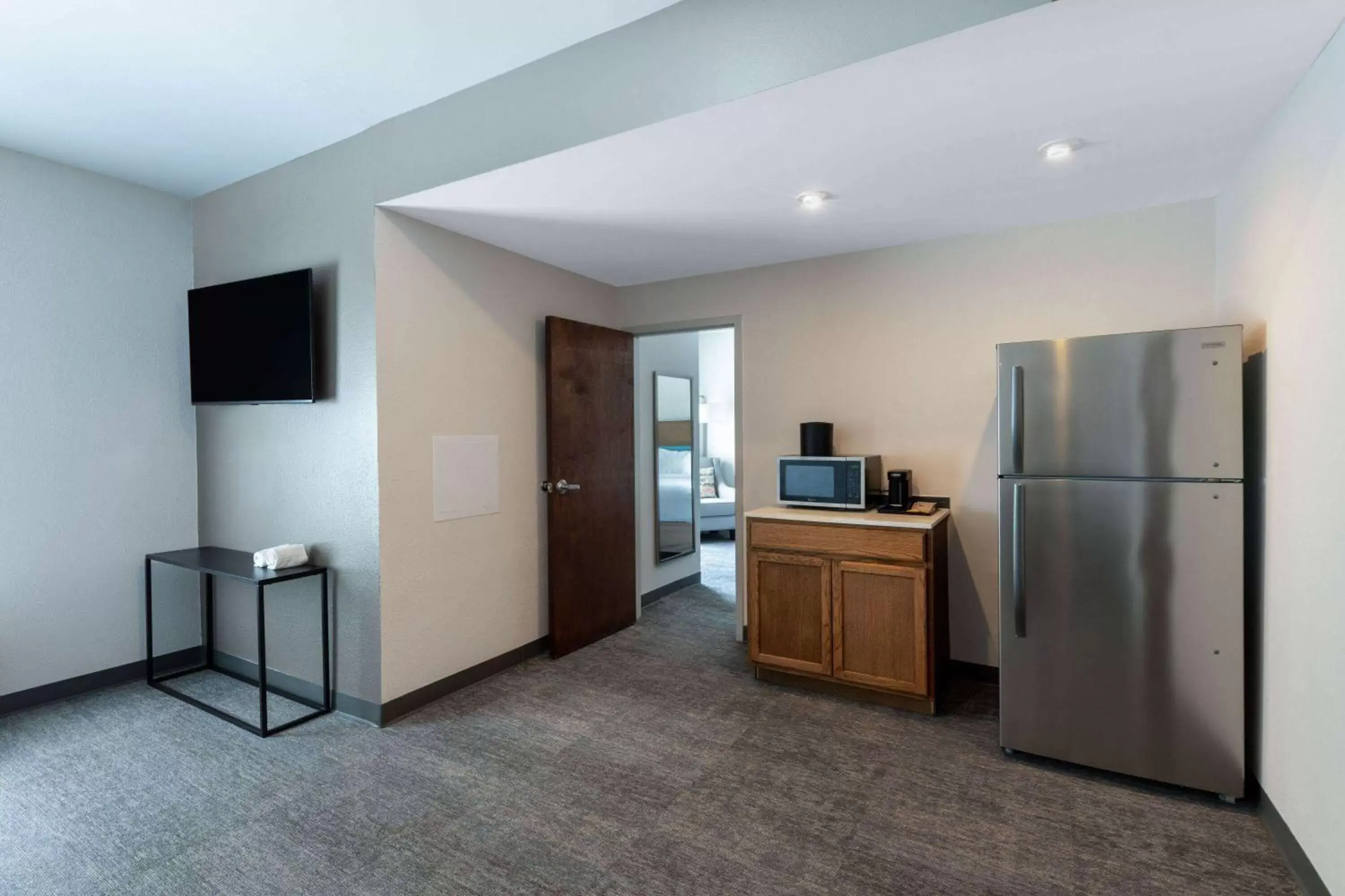 Bed, TV/Entertainment Center in TRYP by Wyndham Tallahassee North I-10 Capital Circle