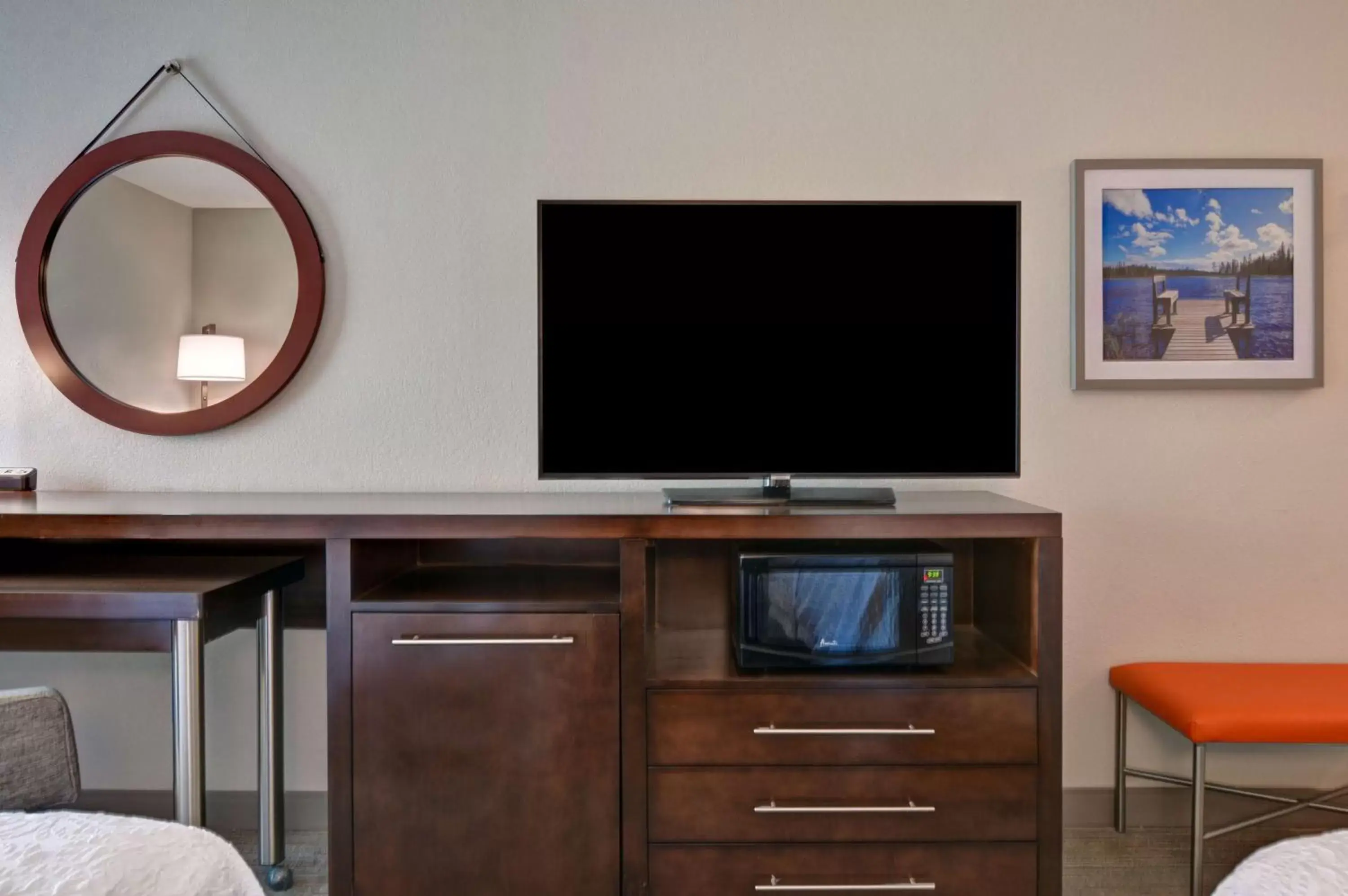 Bedroom, TV/Entertainment Center in Hampton Inn Anderson