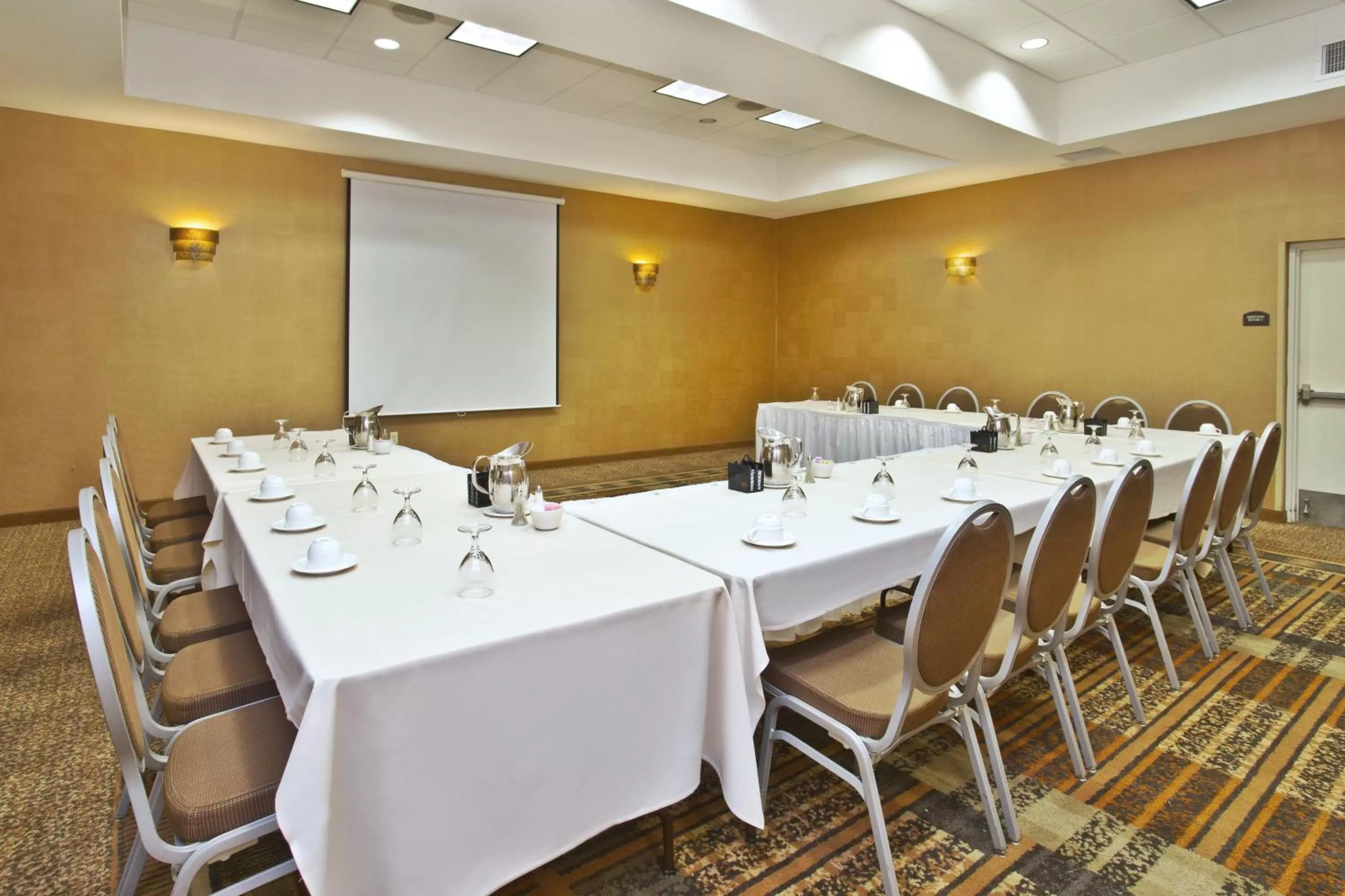 Meeting/conference room in Holiday Inn & Suites Green Bay Stadium by IHG