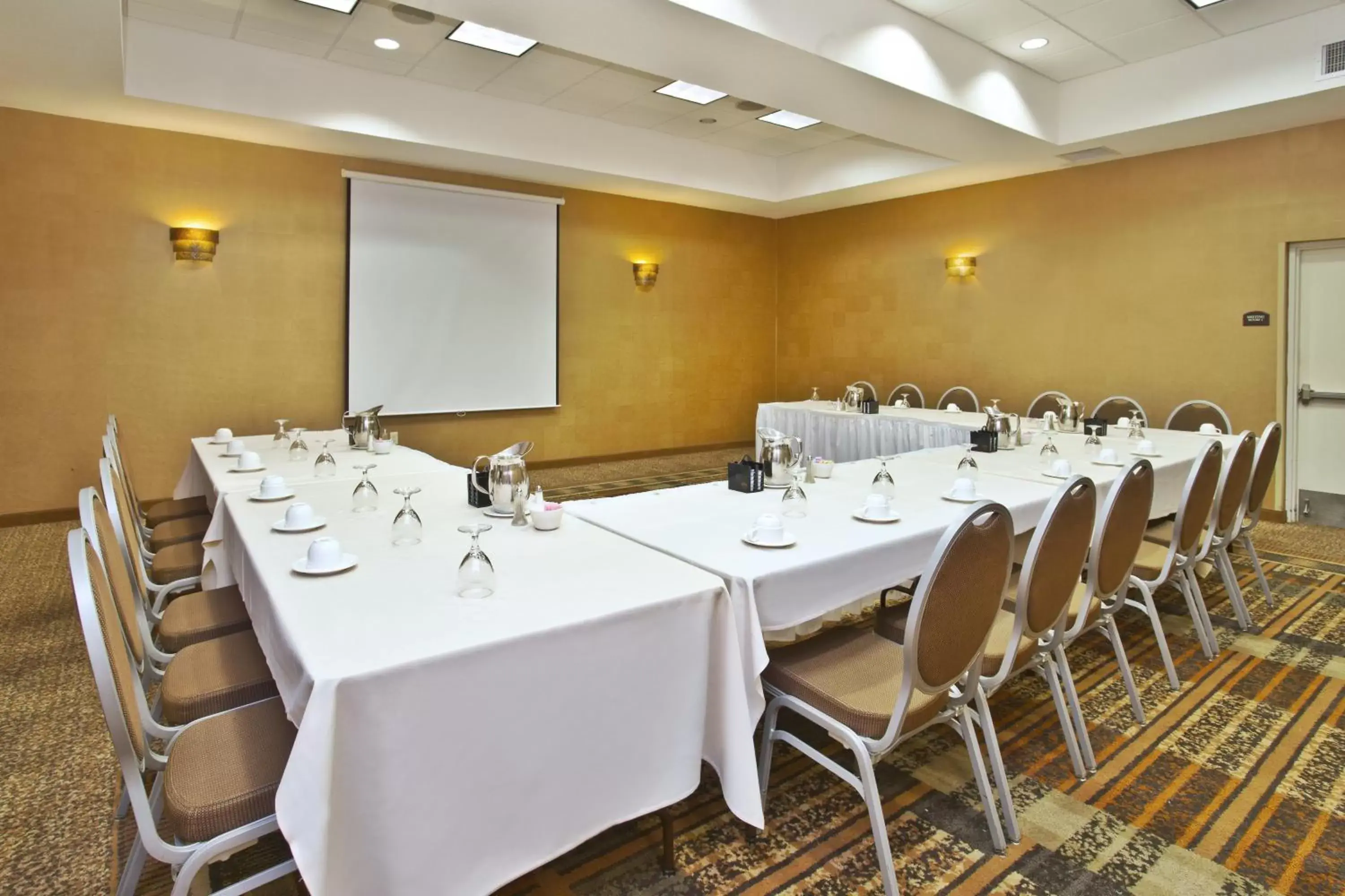 Meeting/conference room in Holiday Inn & Suites Green Bay Stadium, an IHG Hotel