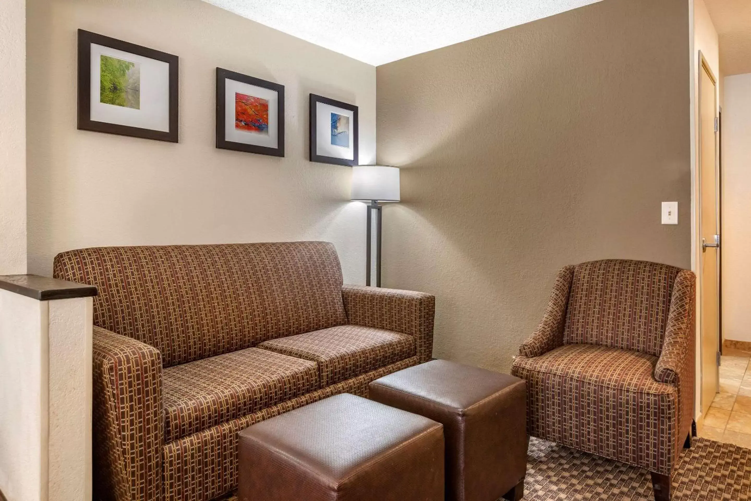 Photo of the whole room, Seating Area in Comfort Inn Wings Stadium