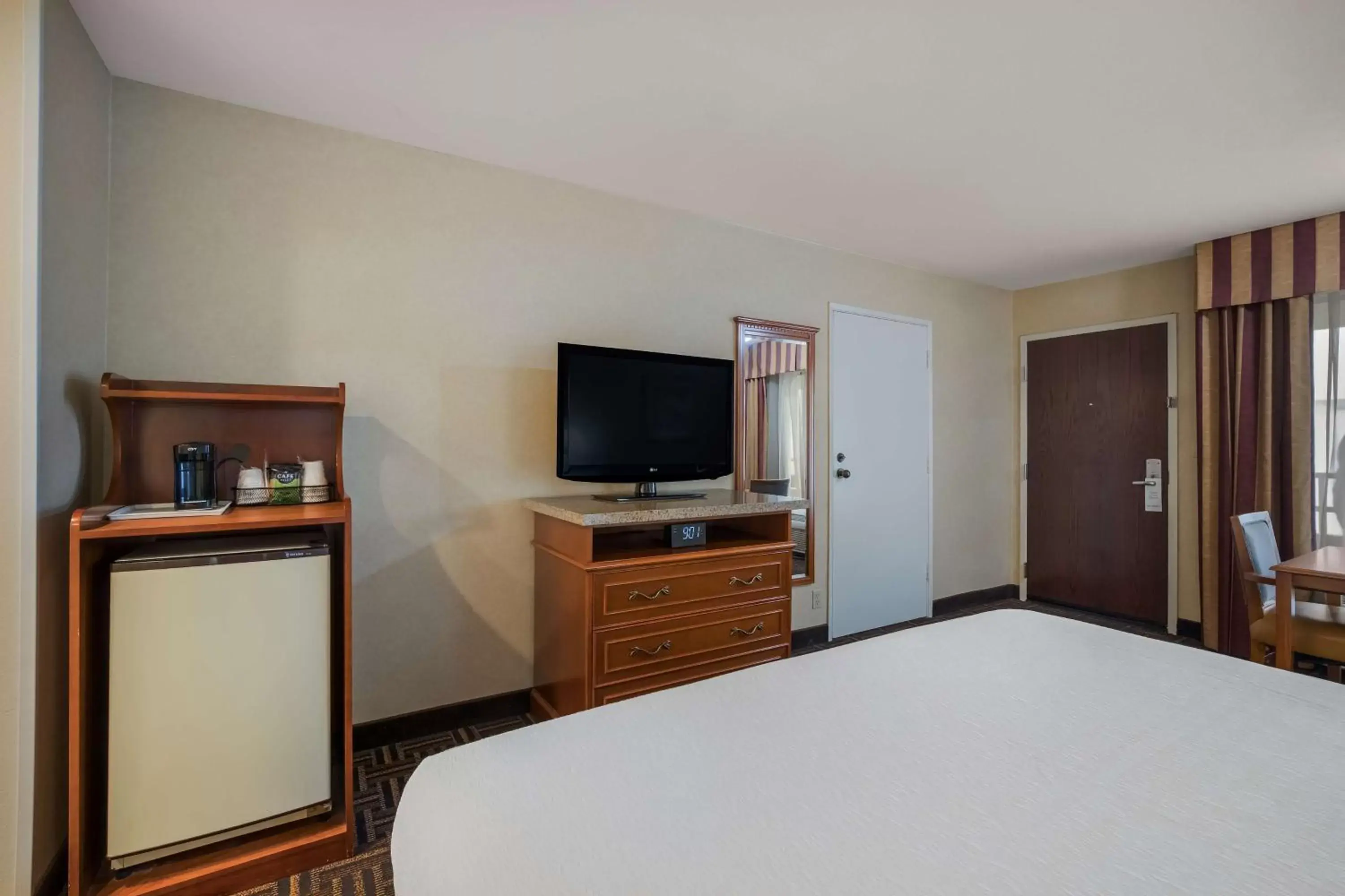 Bedroom, TV/Entertainment Center in Best Western Norwalk Inn