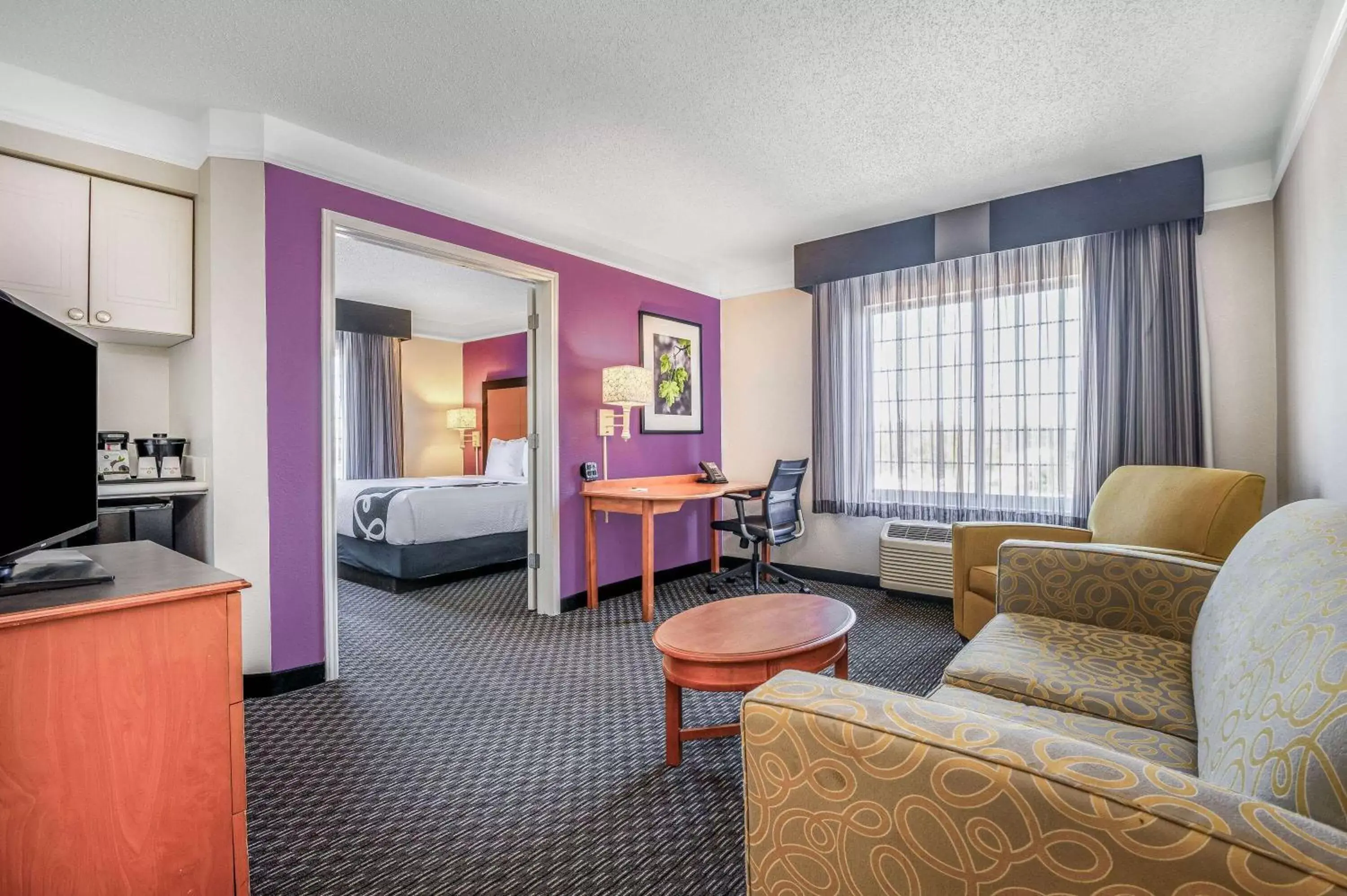 Bed, Seating Area in La Quinta by Wyndham Myrtle Beach Broadway Area