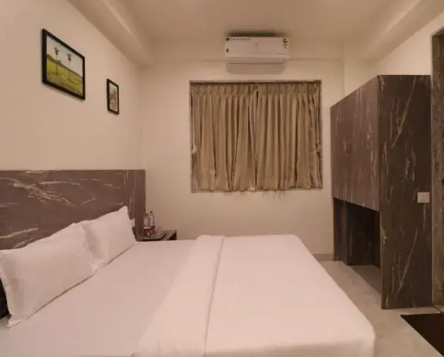 Bedroom, Bed in Hotel Jay Palace Inn, Solapur 