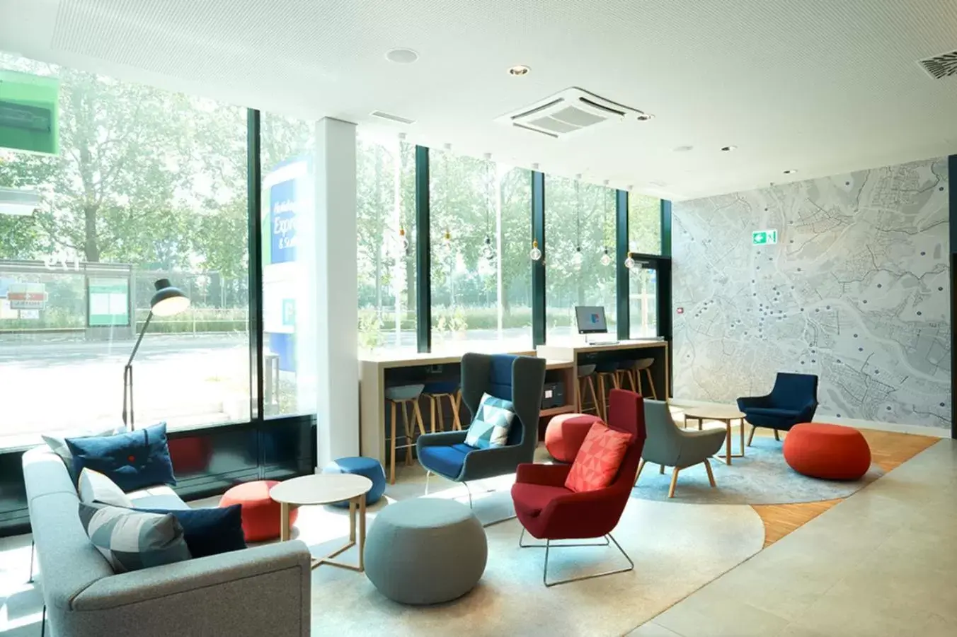 Lobby or reception, Lounge/Bar in Holiday Inn Express & Suites - Basel - Allschwil, an IHG Hotel