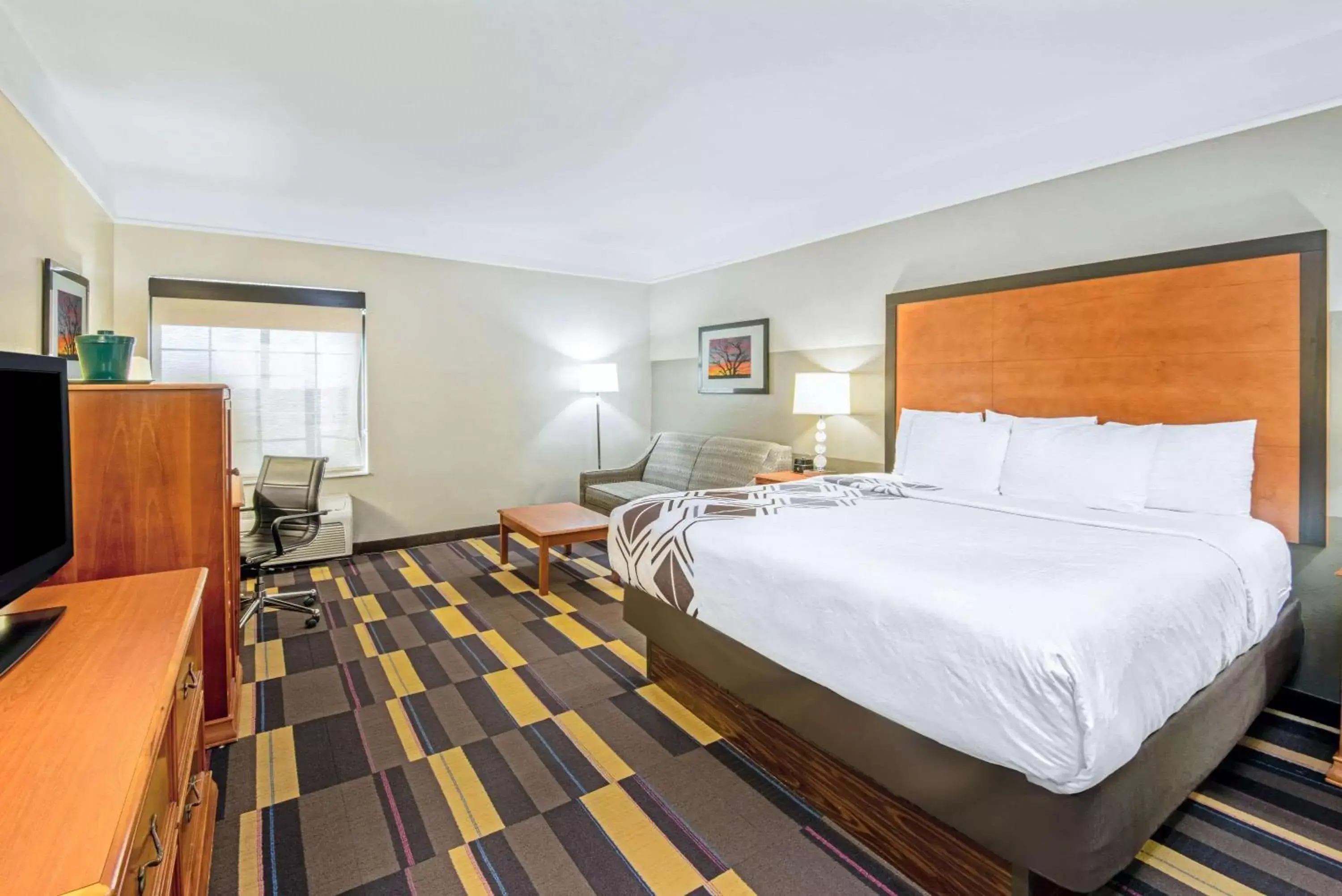 Photo of the whole room, Bed in La Quinta by Wyndham Oklahoma City - Moore