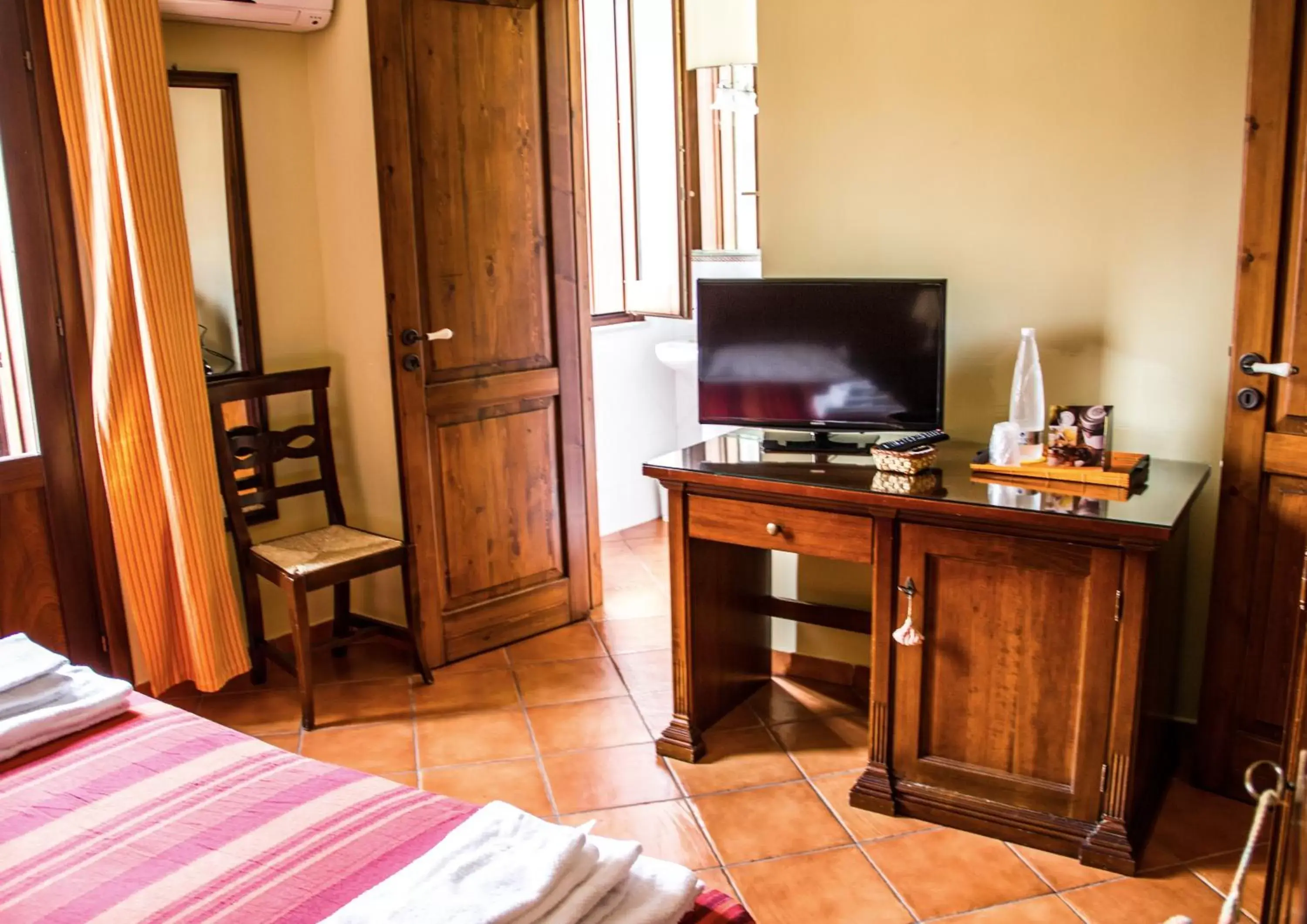 Bedroom, TV/Entertainment Center in B&B Porta Bagni