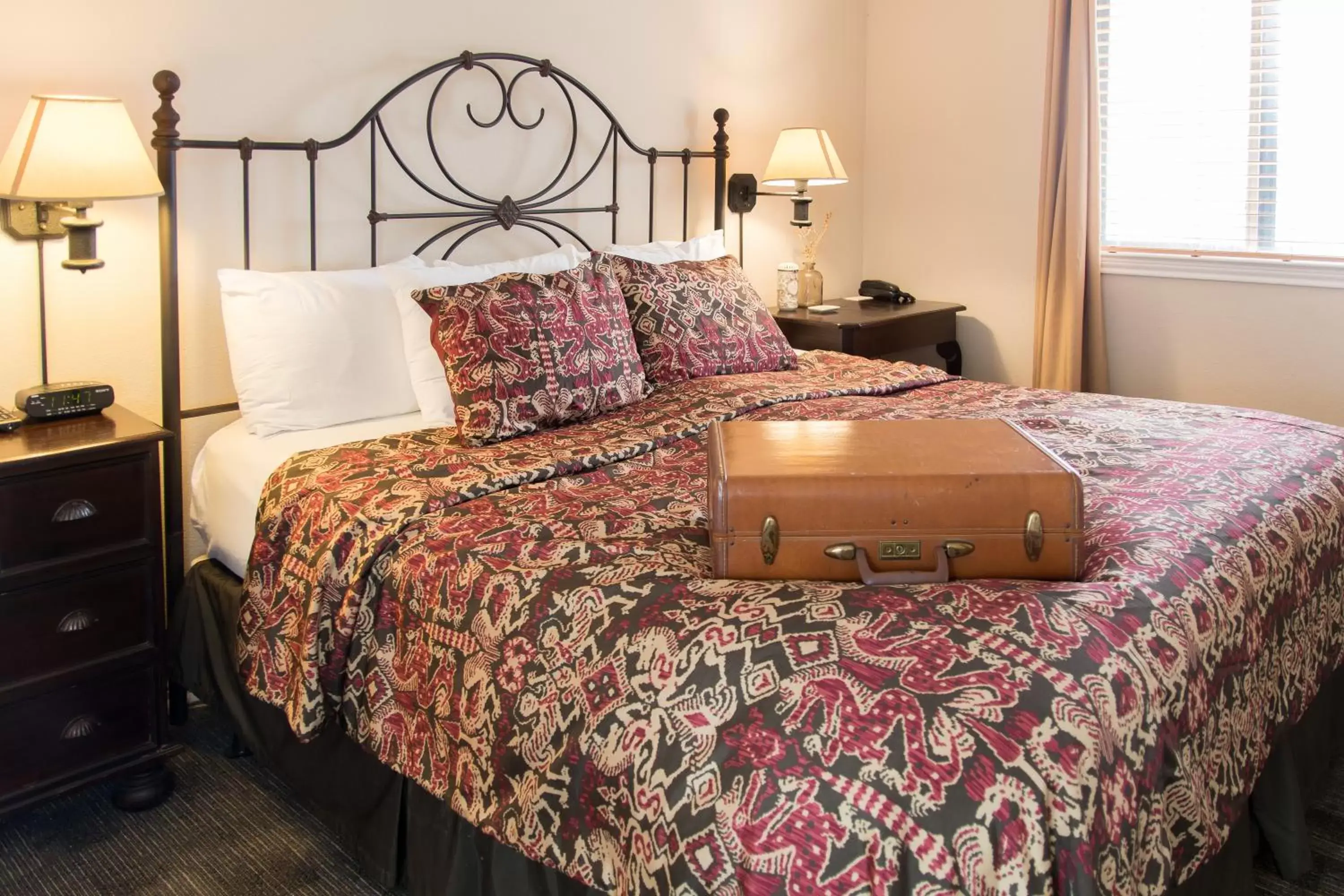 Bedroom, Bed in Vineyard Court Designer Suites Hotel