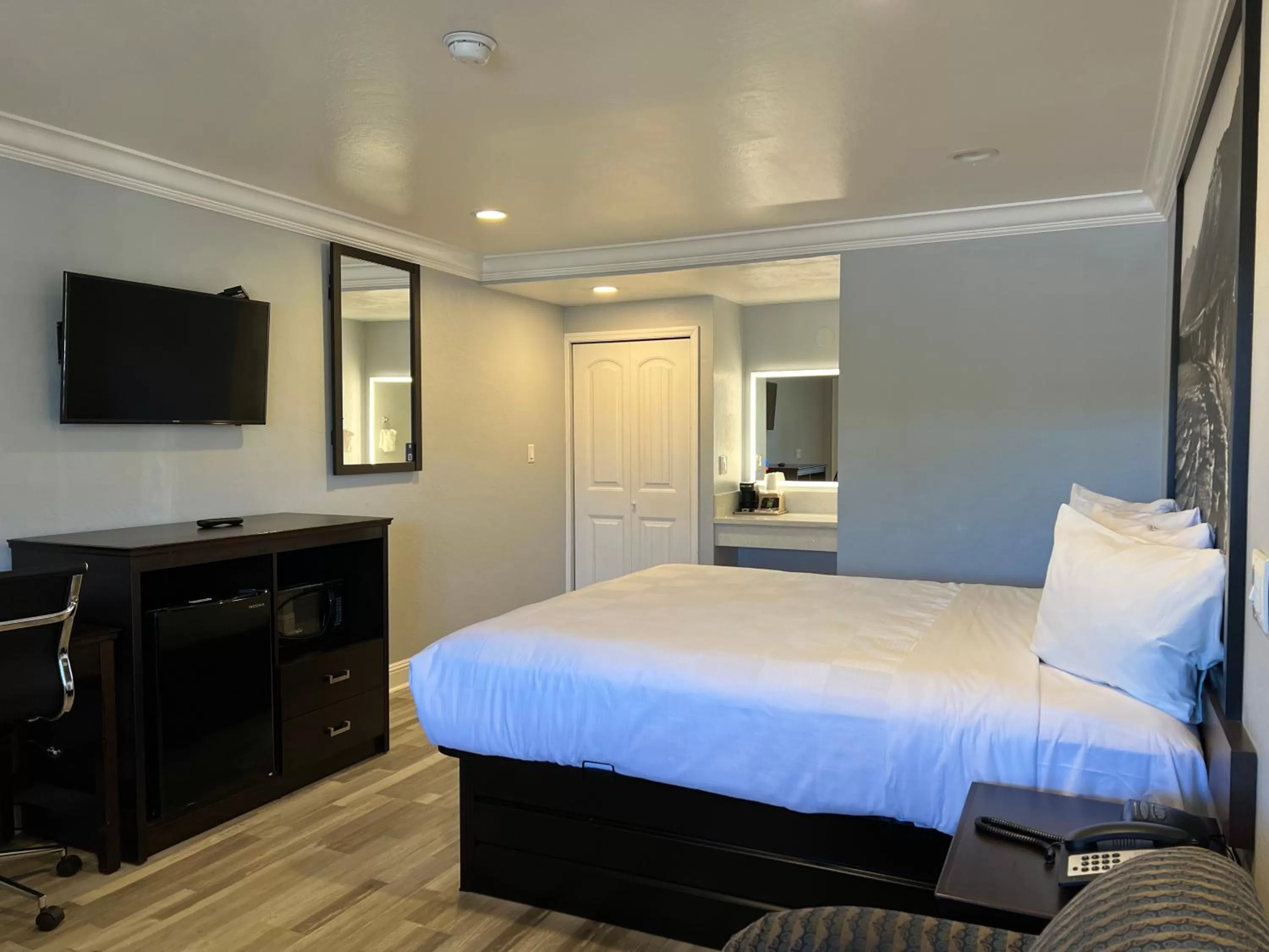 Photo of the whole room, Bed in Aura Inn Monterey