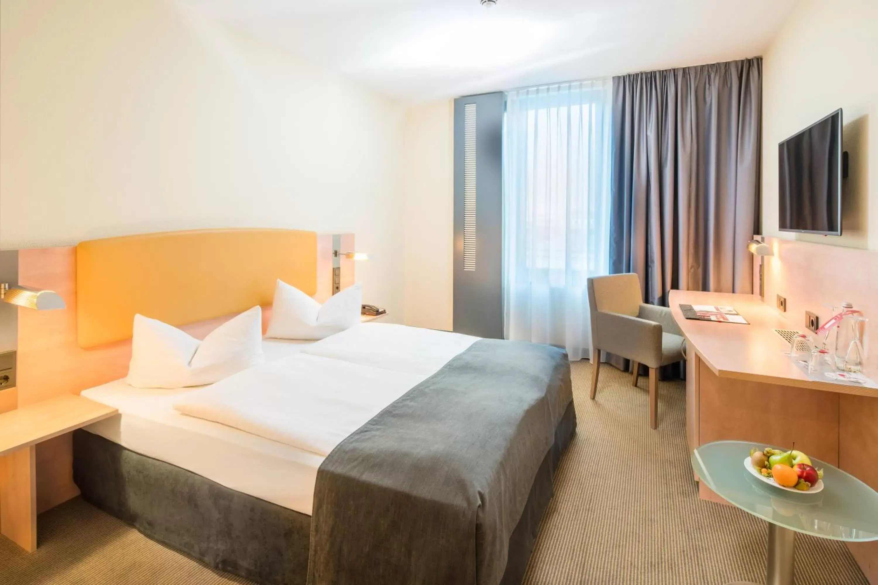 Photo of the whole room, Bed in IntercityHotel Hamburg Hauptbahnhof