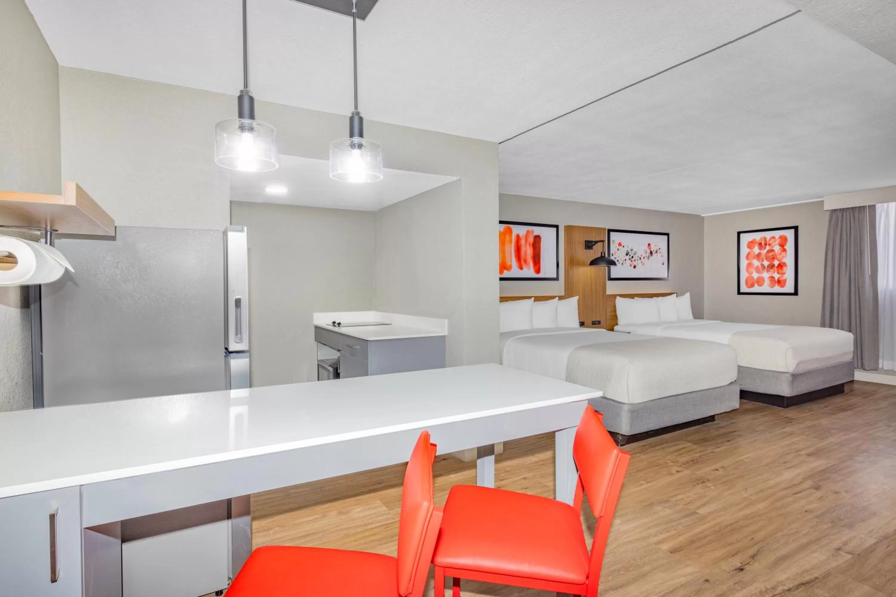 Kitchen or kitchenette, Bed in Hawthorn Extended Stay by Wyndham Wichita Airport