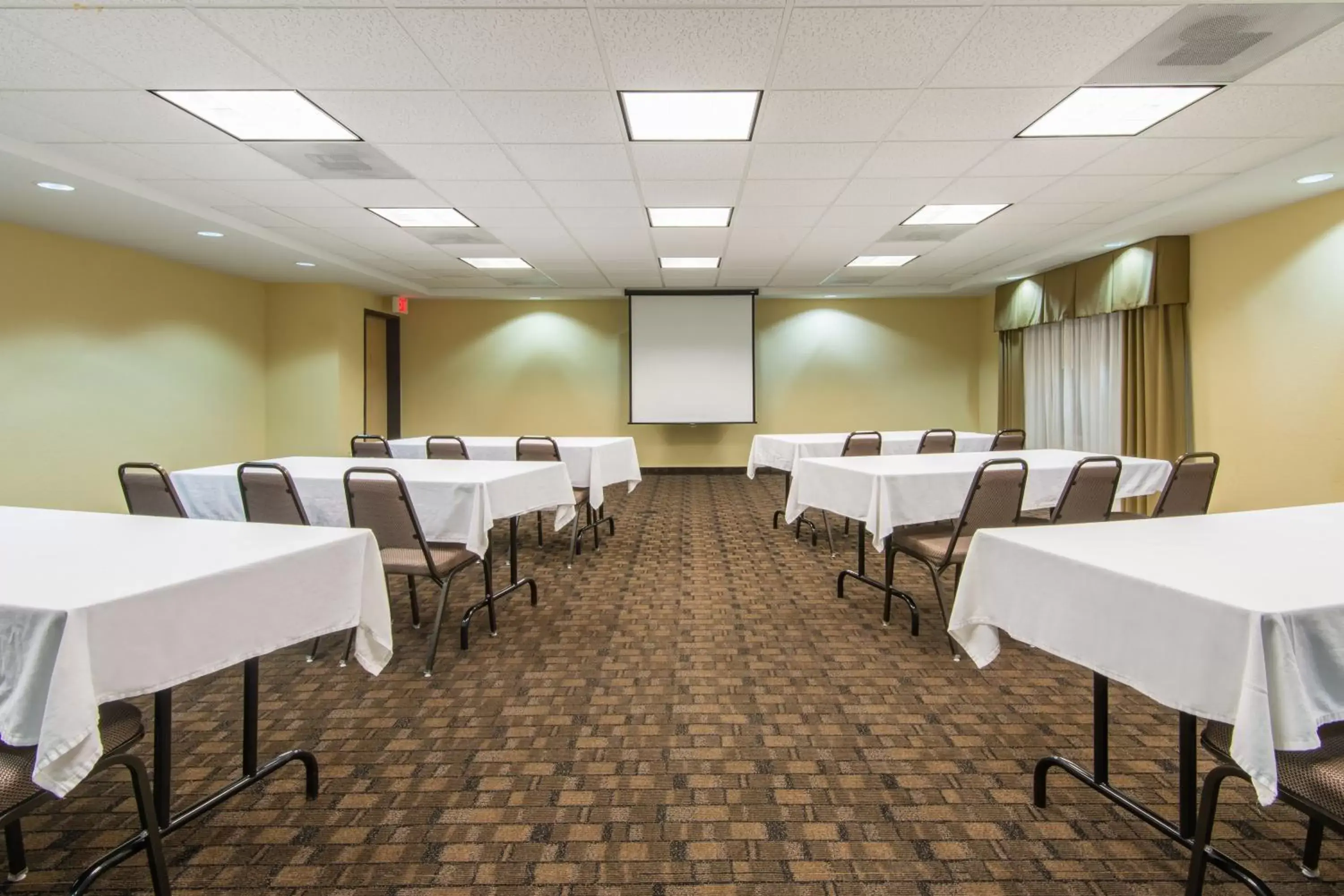 Meeting/conference room in Holiday Inn Express Hotel & Suites El Dorado, an IHG Hotel