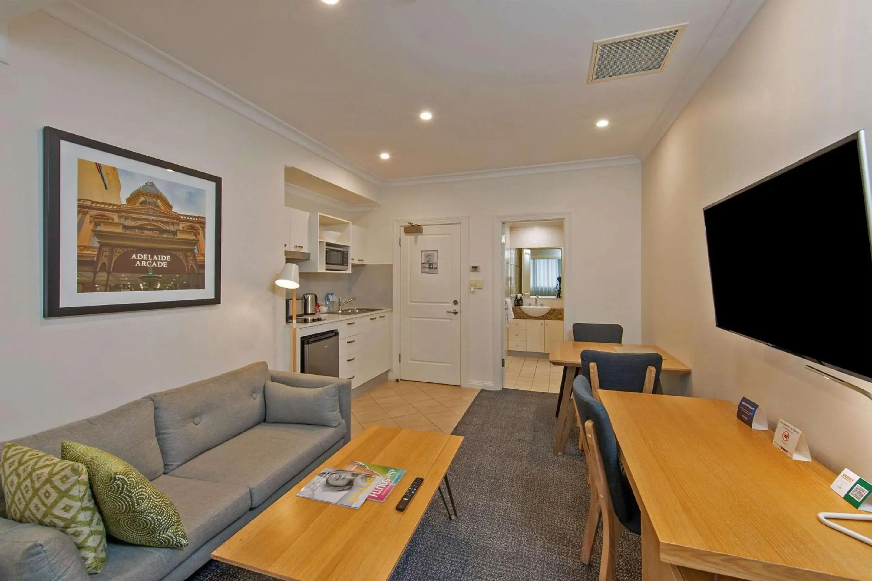 Photo of the whole room, Seating Area in Quality Apartments Adelaide Central