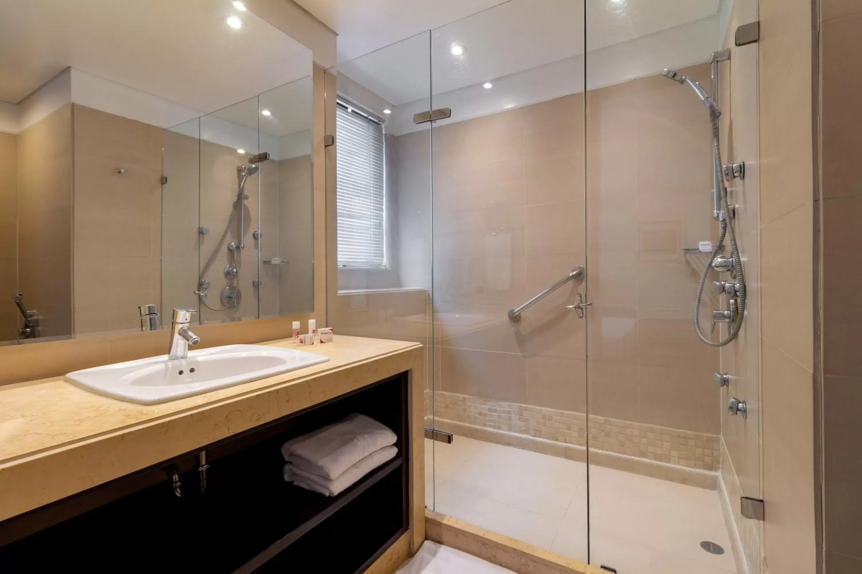 Bathroom in Hotel Madisson Inn Luxury By GEH Suites