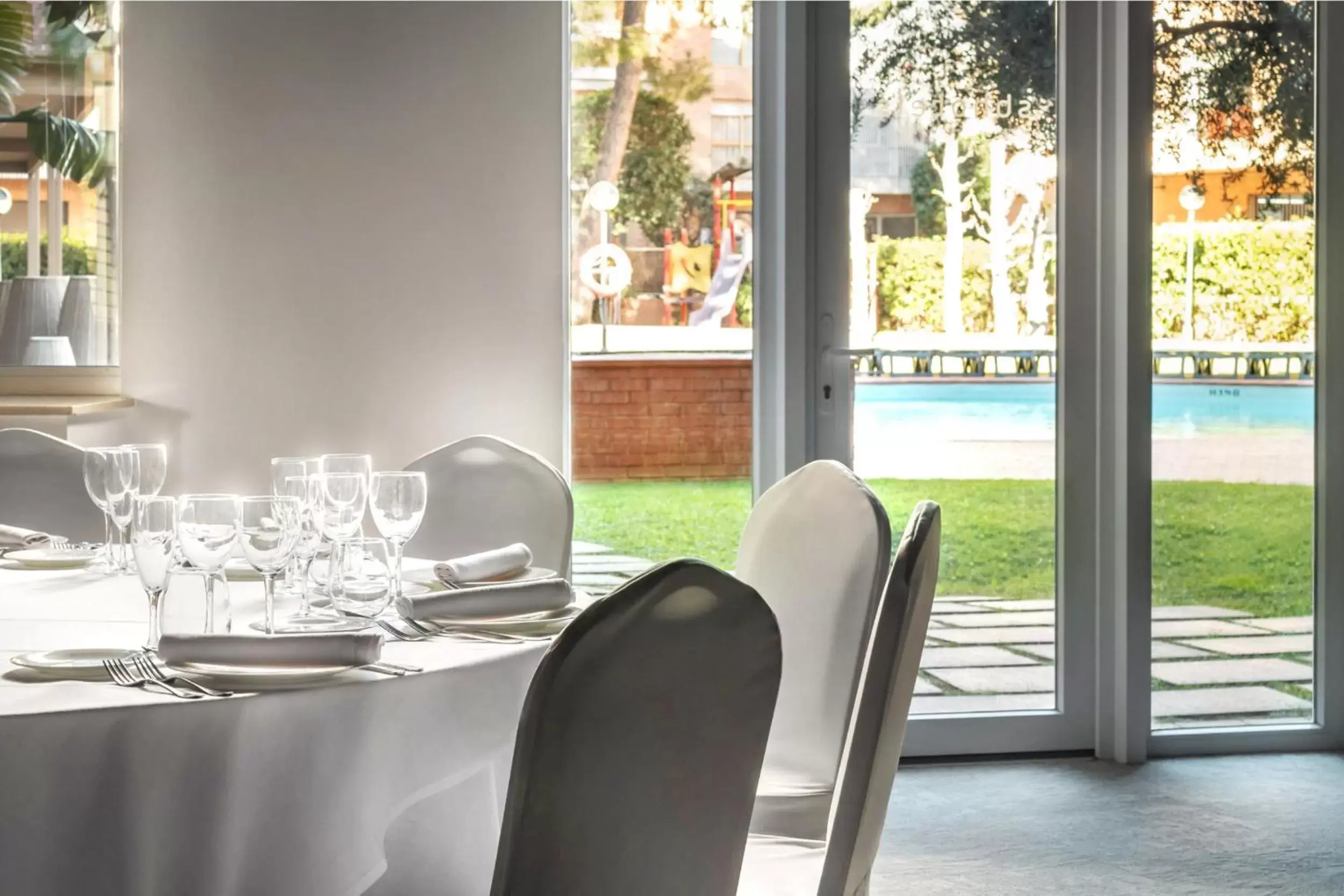 Banquet/Function facilities, Pool View in Hotel SB Corona Tortosa