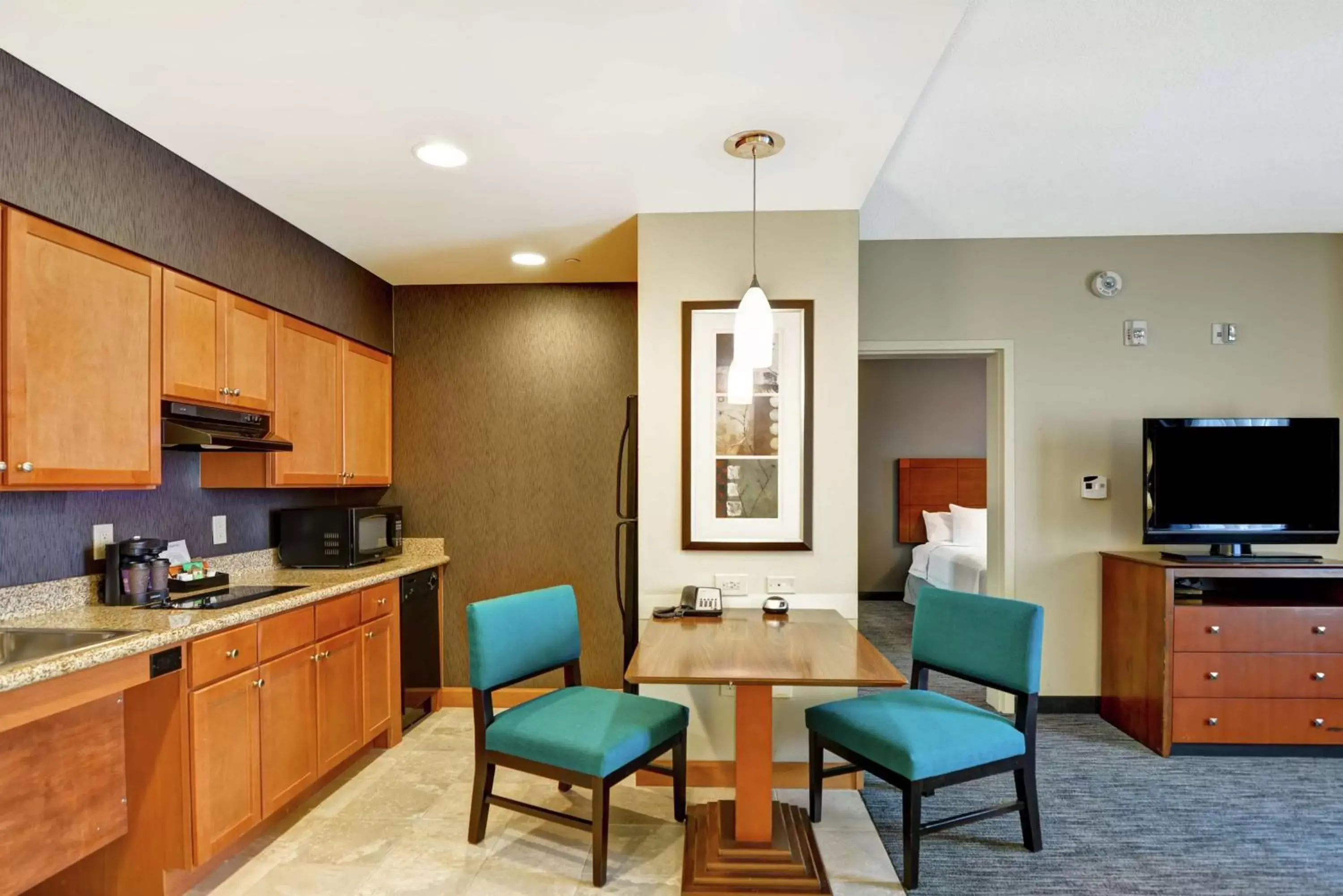 Bedroom, Kitchen/Kitchenette in Homewood Suites Mobile East Bay/Daphne