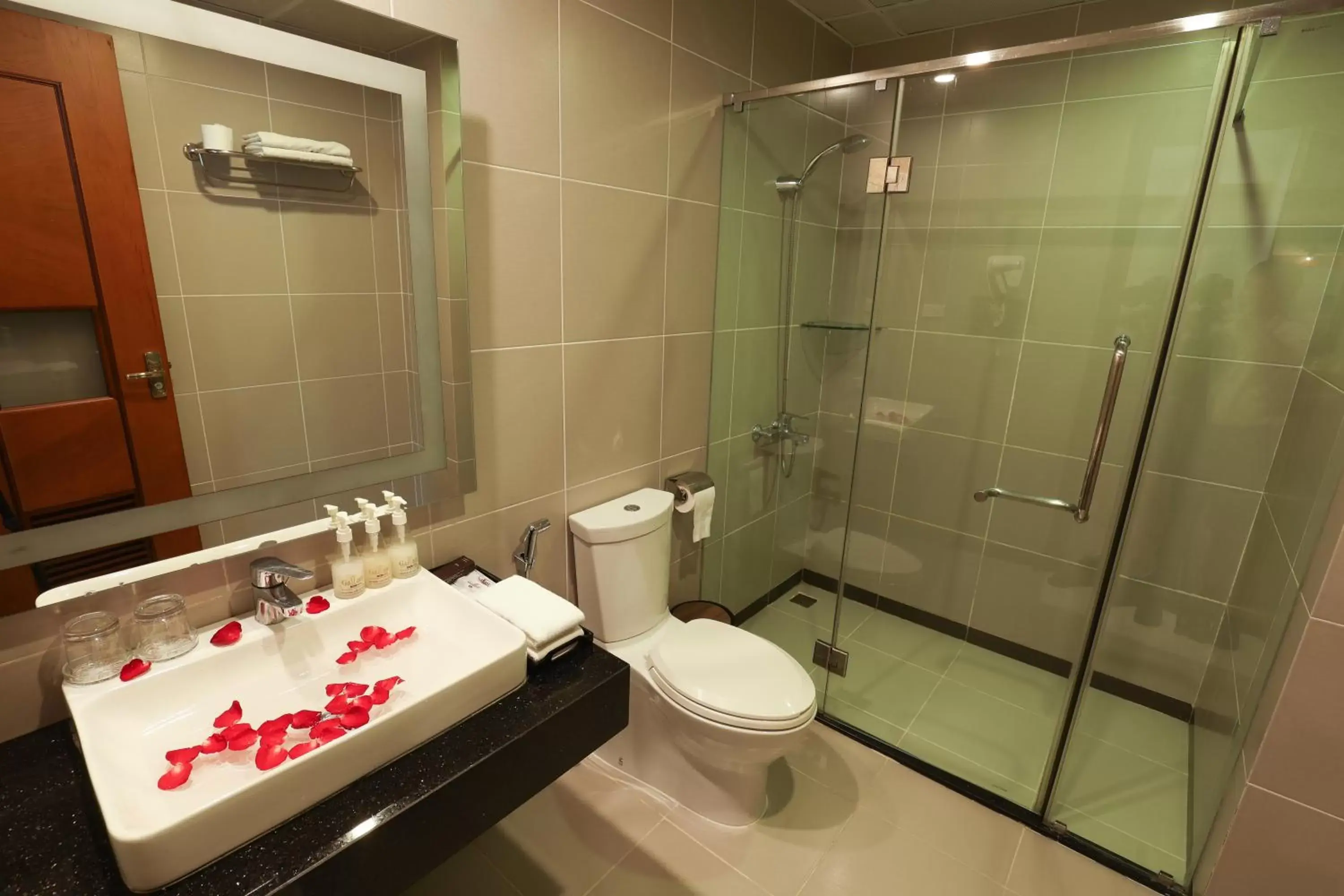 Shower, Bathroom in Gallant Hotel