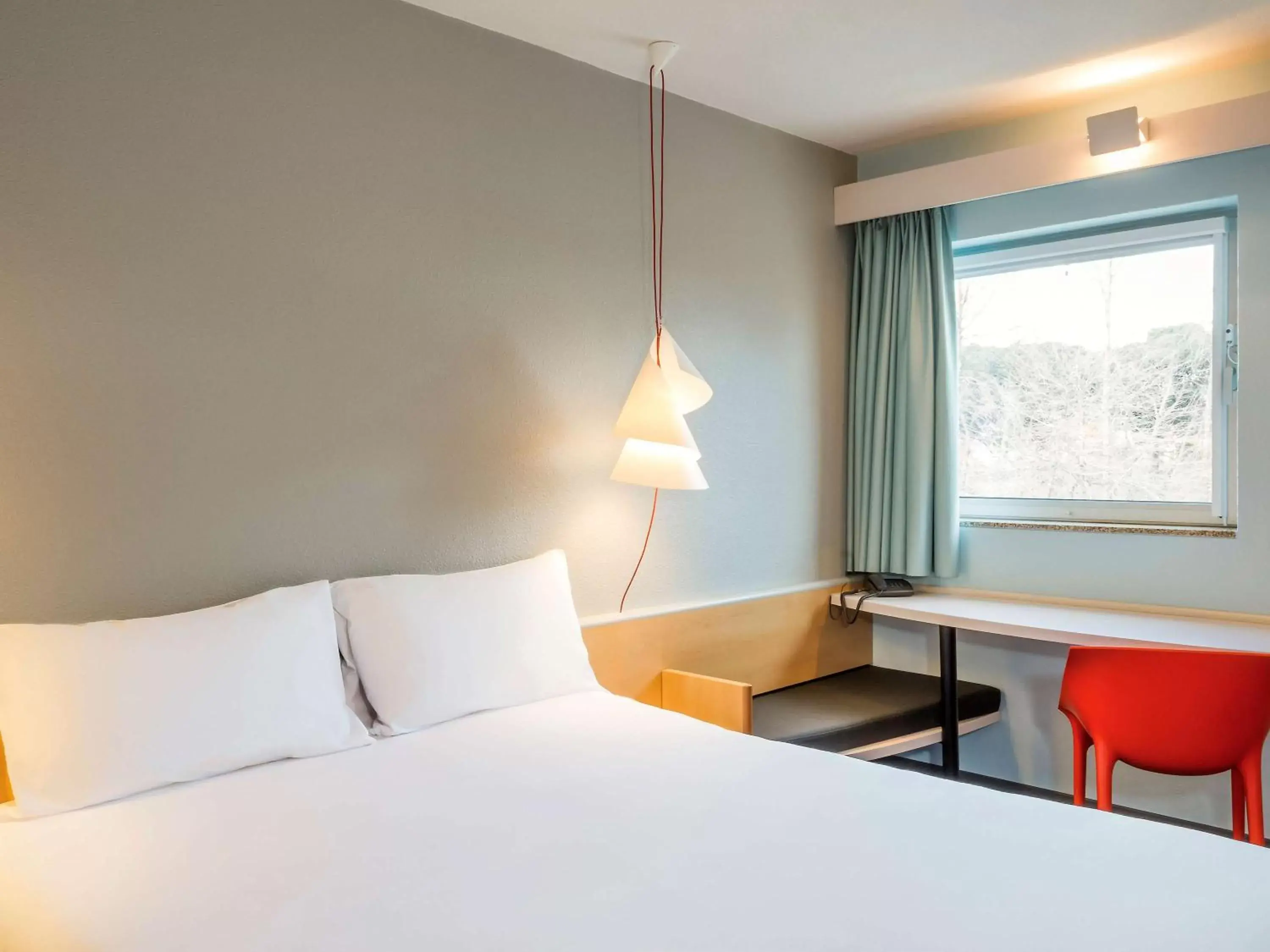 Photo of the whole room, Bed in ibis Montélimar Nord