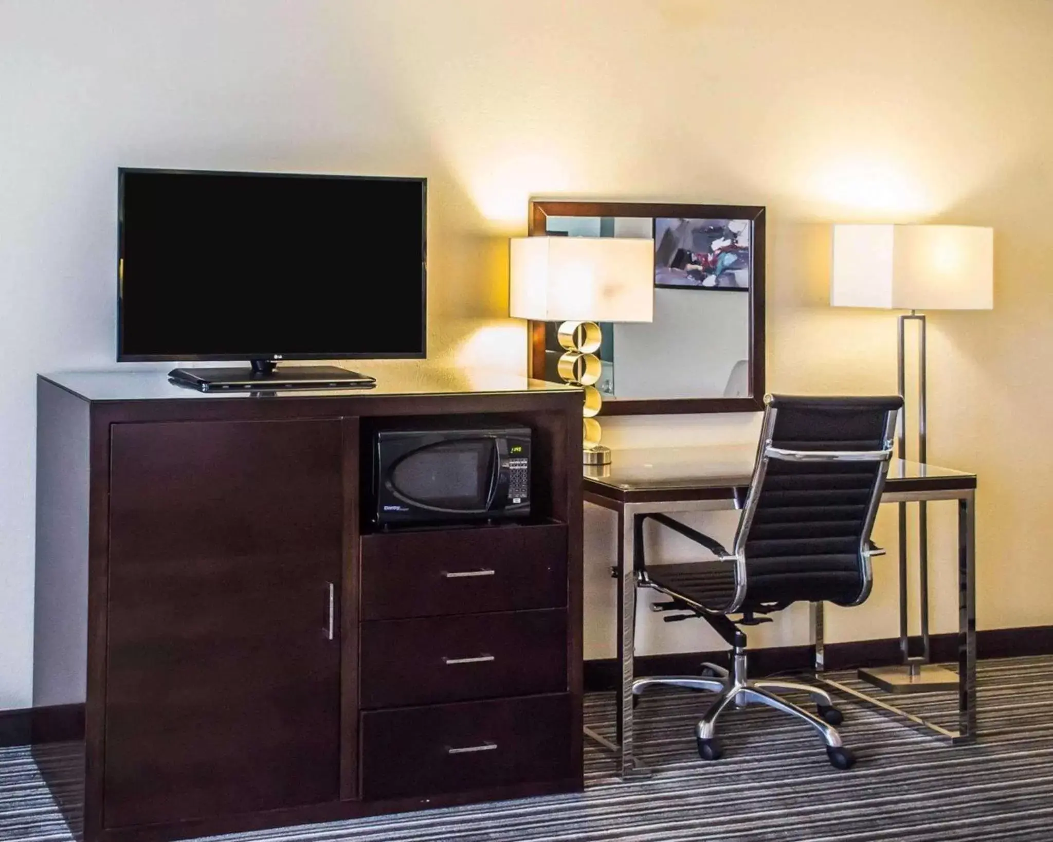 Photo of the whole room, TV/Entertainment Center in Quality Inn Streetsboro