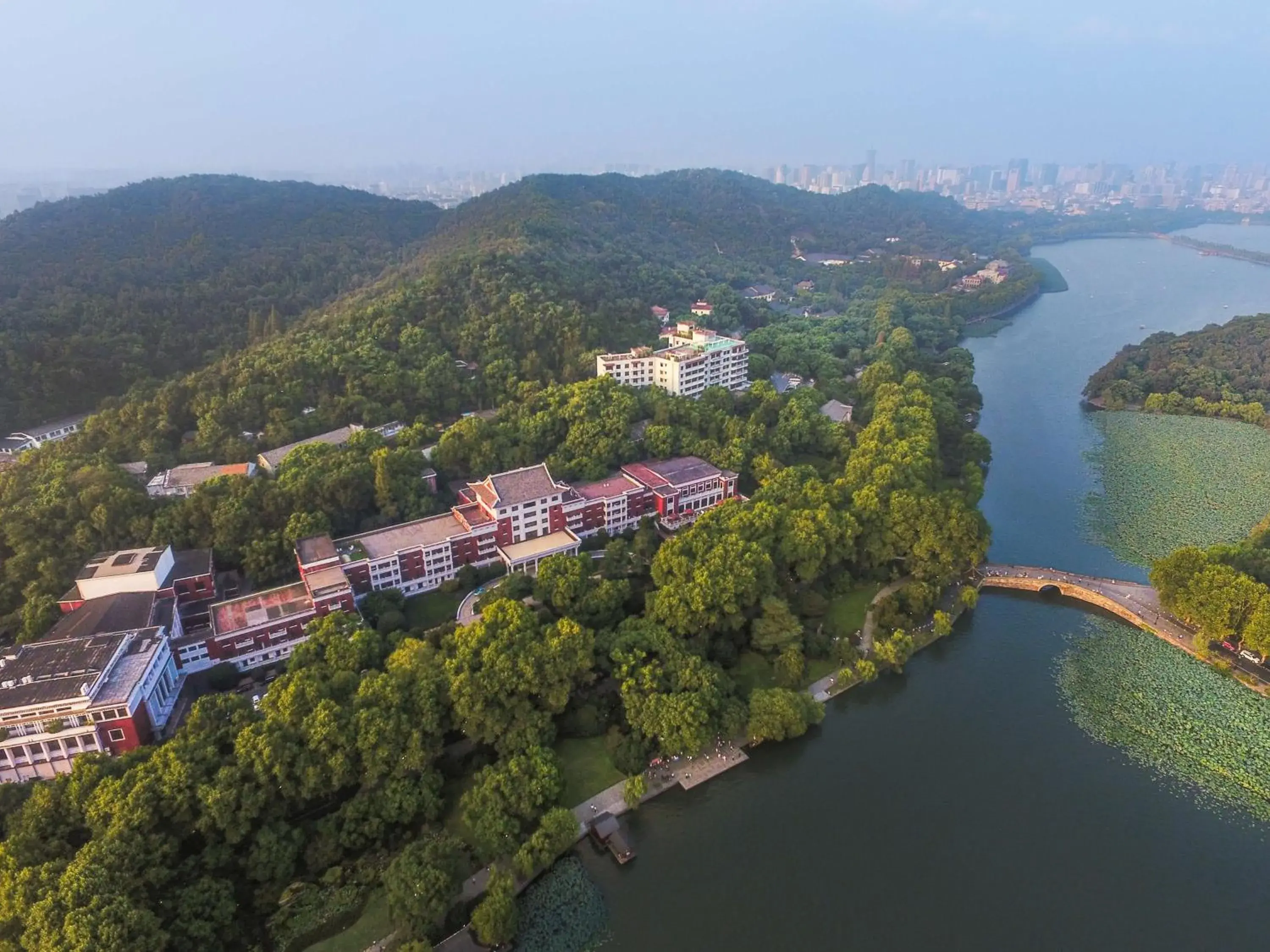 Property building, Bird's-eye View in Shangri-La Hotel, Hangzhou